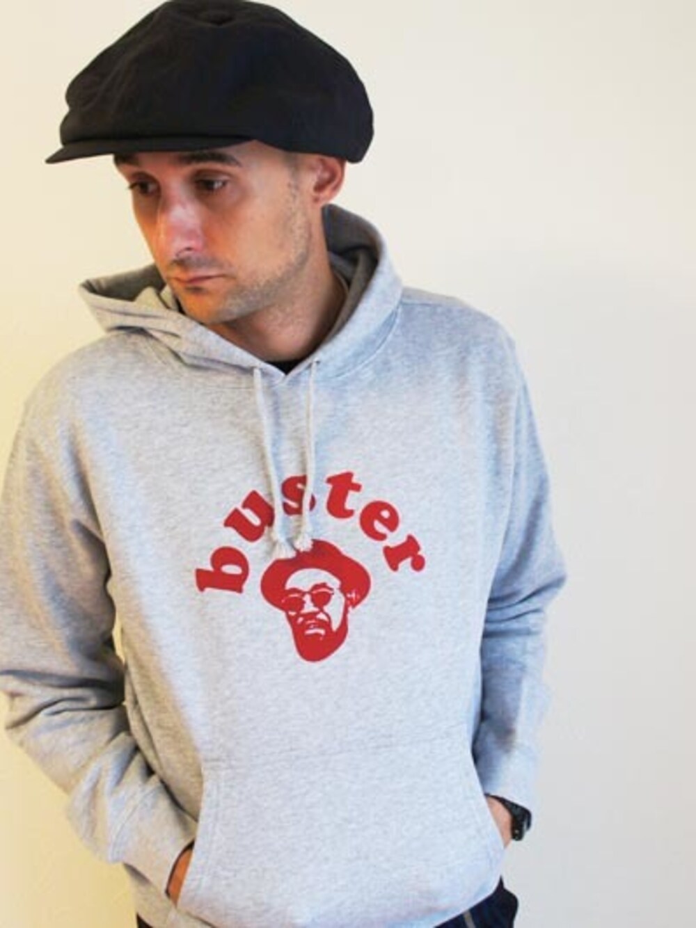 「NEVERTRUST、ネバートラスト、Wear And Head Clothing、ROCKET SHIP（ロケットシップ）、モッズ、スキンズ、ルードボーイ、パンク、英国のサブカルチャー、BUSTER スウェットプルオーバーパーカ、KING OF SKA プリンス・バスターをモチーフにしたスウェット・プルオーバー・パーカ、フロントには立体感のあるフロッキー・プリント、バックはおなじみのSKINHEADREGGAEロゴをプリント」｜「NEVER TRUSTのNEVERTRUST（ネバートラスト）　　BUSTER スウェットプルオーバーパーカ GRY（パーカー、グレー系）」を使った、ロケットシップさん（メンズ・182cm）の秋コーディネートの1枚目の写真
