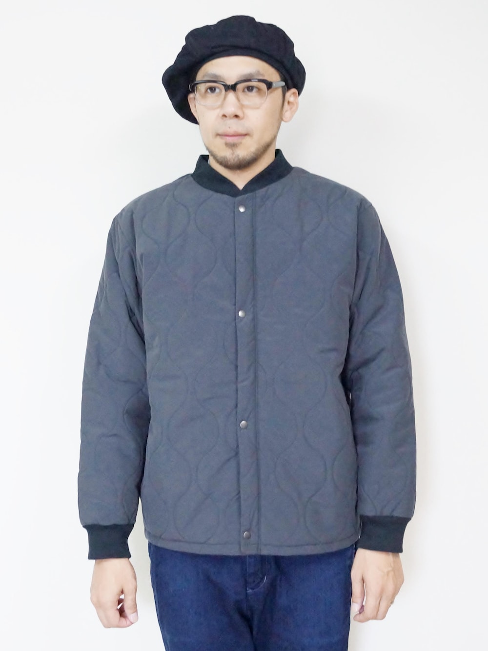 「audience、オーディエンス、Wear And Head Clothing、ROCKET SHIP（ロケットシップ）、耐水撥水コットンタッチナイロンウェーブキルトUSエアホースブルゾン、Teflon（フッ素樹脂テフロン）、レインコートやバイクウェア、ワーキングウェアとしても最適な素材、撥水性、撥油性、防汚性に優れ、耐久性、洗濯後もほとんど変わらない効果を発揮、通気性や風合いを損ないません」｜「AudienceのAUDIENCE（オーディエンス）　　耐水撥水コットンタッチナイロンウェーブキルトUSエアホースブルゾン BLK（ブルゾン、ブルー系）」を使った、ロケットシップさん（メンズ・182cm）の秋コーディネートの1枚目の写真