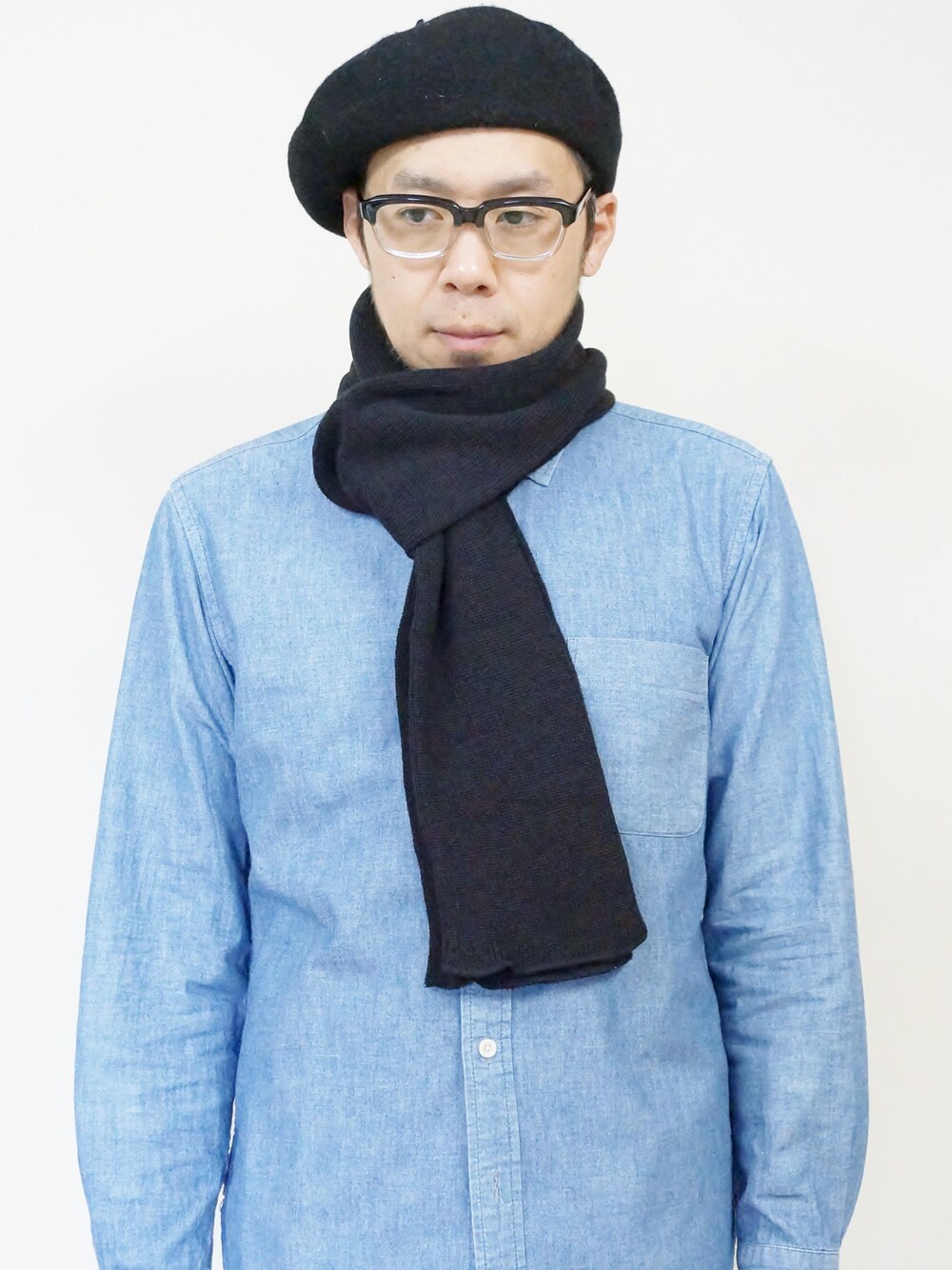 「RoToTo、 流行に左右されないあなただけのオリジナルスタイル、ロトト、Wear And Head Clothing、埼玉県熊谷市、ROCKET SHIP（ロケットシップ）、国内一の生産量を誇る靴下産地　奈良県・広陵町を中心、SOCKSTOLE ストール、国産靴下ブランドRoToTo（ロトト）の靴下編み機で編み立てたニットストール、一生愛せる消耗品」｜「ROTOTOのRoToTo（ロトト）　　SOCKSTOLE ストール BLK（マフラー、ブラック系）」を使った、ロケットシップさん（メンズ・182cm）の秋コーディネートの1枚目の写真