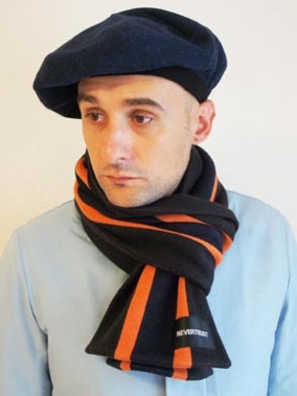 「NEVERTRUST、ネバートラスト、生地、生産は主に日本製、Wear And Head Clothing、ROCKET SHIP（ロケットシップ）、モッズ、スキンズ、ルードボーイ、パンク、英国のサブカルチャー、ストライプ・スクールマフラー、ダークチェック６方ベレー型キャスケット、男女問わずおすすめなキャスケット」｜「NEVER TRUSTのNEVERTRUST（ネバートラスト）　　ストライプ・スクールマフラー NVY（マフラー、ブラック系）」を使った、ロケットシップさん（メンズ・182cm）の秋コーディネートの1枚目の写真