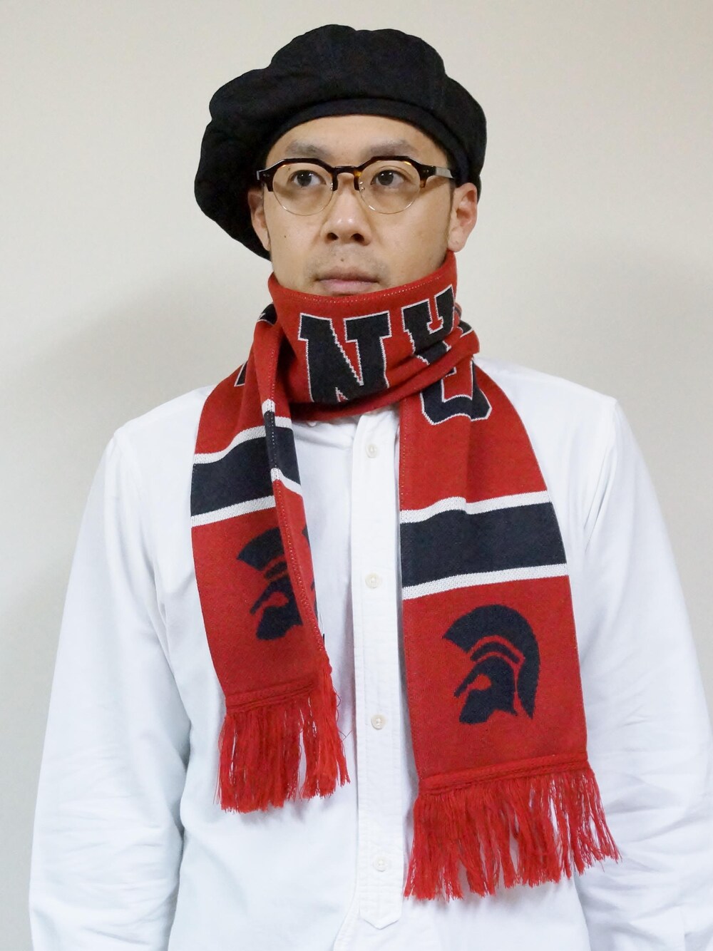 「NEVERTRUST、ネバートラスト、Wear And Head Clothing、埼玉県熊谷市、ROCKET SHIP（ロケットシップ）、モッズ、スキンズ、ルードボーイ、パンク、英国のサブカルチャー、バスクベレー大判、TROJAN SKINS スタジアムマフラー、国内で生産された厚手のしっかりとしたニット」｜「NEVER TRUSTのNEVERTRUST（ネバートラスト）　　TROJAN SKINS スタジアムマフラー RED（マフラー、レッド系）」を使った、ロケットシップさん（メンズ・182cm）の秋コーディネートの1枚目の写真