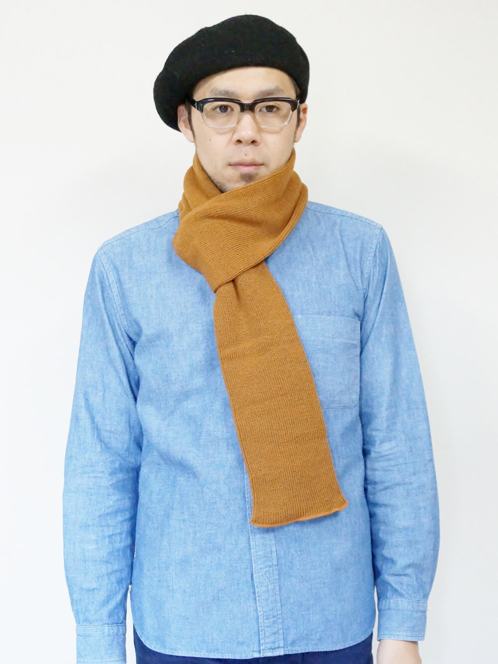 「RoToTo、ロトト、Wear And Head Clothing、ROCKET SHIP（ロケットシップ）、軽量で保温性の高いウール混んのバルキーアクリル糸を使用、国内一の生産量を誇る靴下産地　奈良県・広陵町を中心、バスクベレー大判、SOCKSTOLE ストール、国産靴下ブランドRoToTo（ロトト）の靴下編み機で編み立てたニットストール、一生愛せる消耗品」｜「ROTOTOのRoToTo（ロトト）　　SOCKSTOLE ストール L.BRN（マフラー、ブラウン系）」を使った、ロケットシップさん（メンズ・182cm）の秋コーディネートの1枚目の写真
