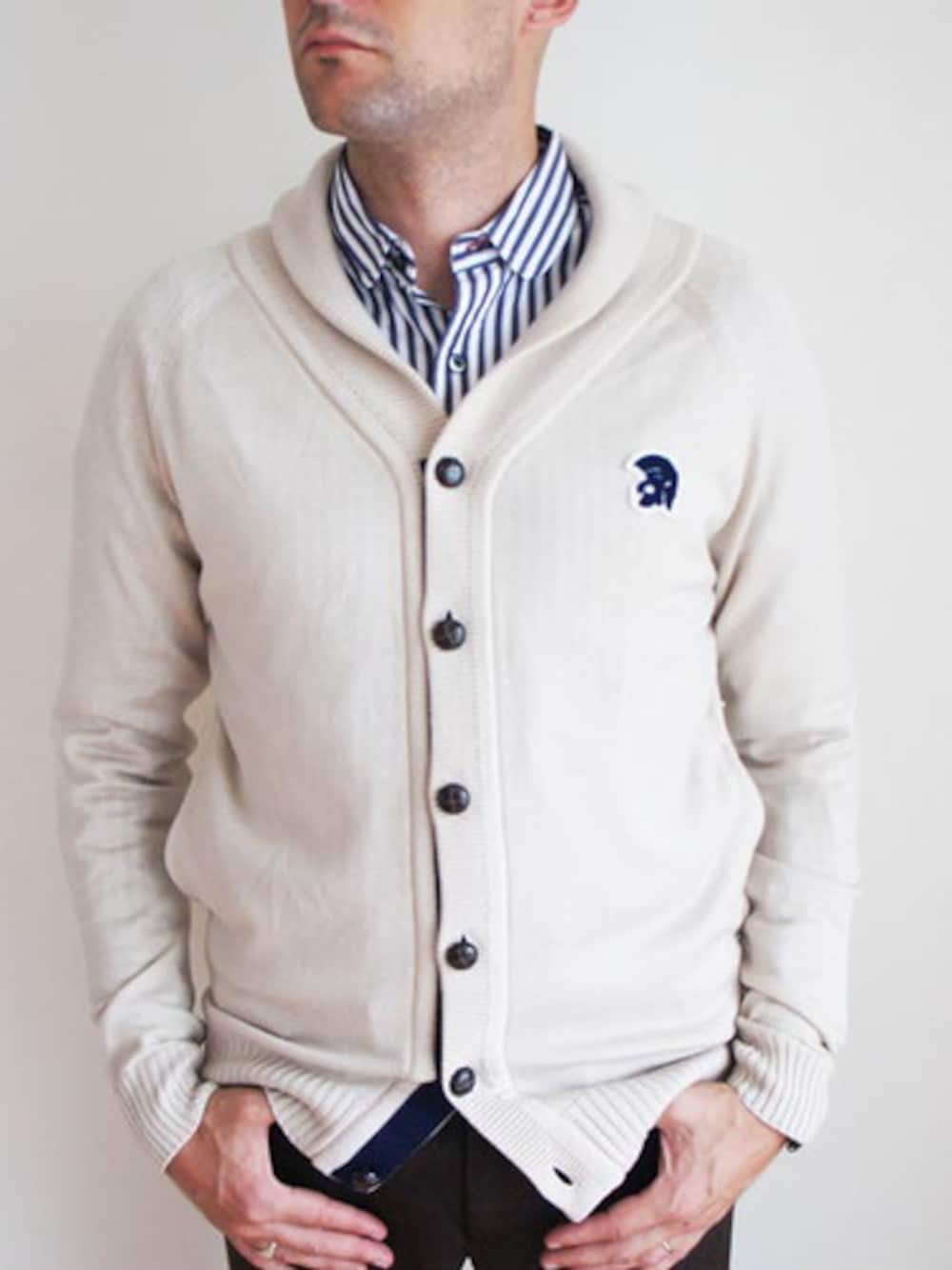 「NEVERTRUST、ネバートラスト、Wear And Head Clothing、ROCKET SHIP（ロケットシップ）、モッズ、スキンズ、ルードボーイ、パンク、英国のサブカルチャー、クラシカルなバスケットボタン使用、ショールカーカラーディガン、ジャケットライクなシルエットなので、幅広く活躍すること間違いなし、襟の形がショール（肩掛け）をかけたように見えることから名付けられた」｜「NEVER TRUSTのNEVERTRUST（ネバートラスト）　　ショールカーカラーディガン OTM（カーディガン/ボレロ、ホワイト系）」を使った、ロケットシップさん（メンズ・182cm）の秋コーディネートの1枚目の写真