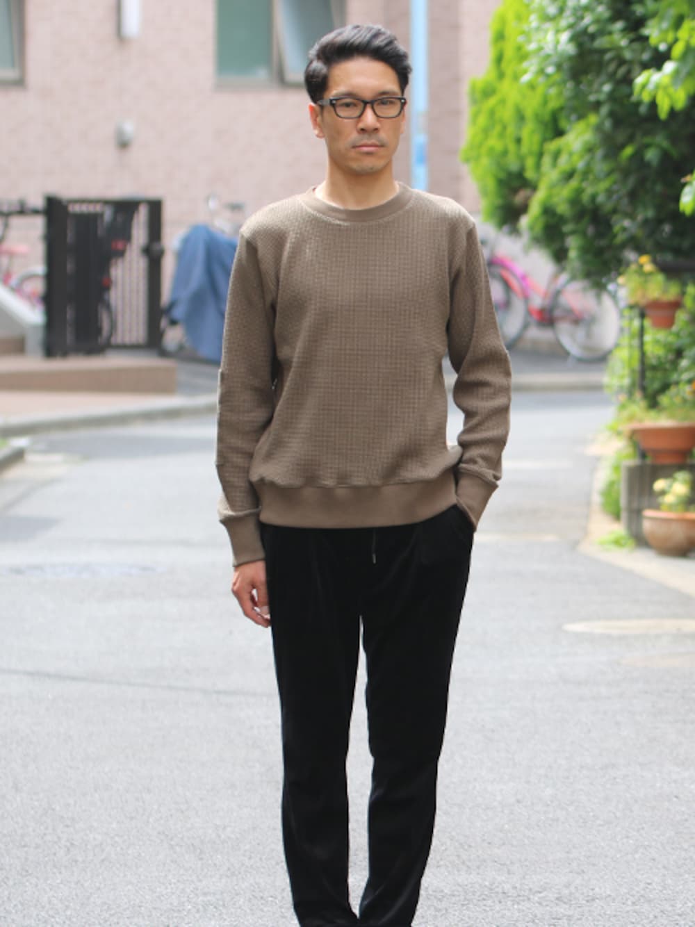 「audience、オーディエンス、Wear And Head Clothing、ROCKET SHIP（ロケットシップ）、着た人が楽しくなる、素材選別・生産背景選定・生産管理、アメリカンドライワッフル×リブエルボーパッチニット、空気を含ませた太番手の空紡糸を使用、シャリ感ある度詰生地、長くご愛用頂けます」｜「AudienceのAUDIENCE（オーディエンス）　　アメリカンドライワッフル×リブエルボーパッチニット OLV（ニット/セーター、グリーン系）」を使った、ロケットシップさん（メンズ・182cm）の冬コーディネートの1枚目の写真