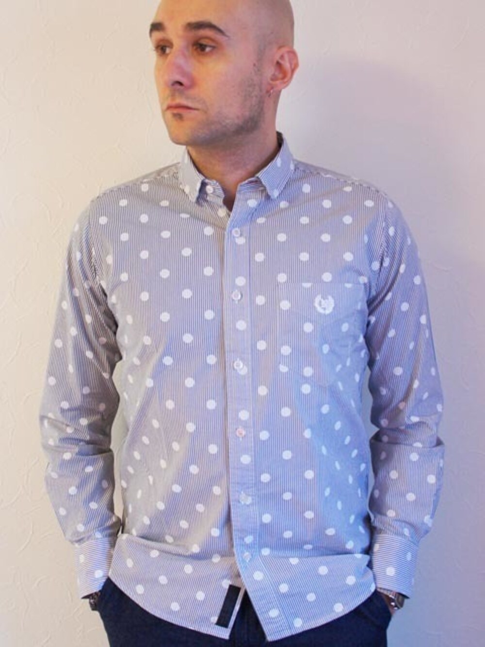 「NEVERTRUST、ネバートラスト、生地、生産は主に日本製、Wear And Head Clothing、埼玉県熊谷市、ROCKET SHIP（ロケットシップ）、モッズ、スキンズ、ルードボーイ、パンク、英国のサブカルチャー、ドット＆ストライプラウンドカラーL/Sシャツ、シングルストライプの生地にドットのプリントを施した生地を使用」｜「NEVER TRUSTのNEVERTRUST（ネバートラスト）　　ドット＆ストライプラウンドカラーL/Sシャツ BLK（シャツ/ブラウス、ホワイト系）」を使った、ロケットシップさん（メンズ・182cm）の春コーディネートの1枚目の写真