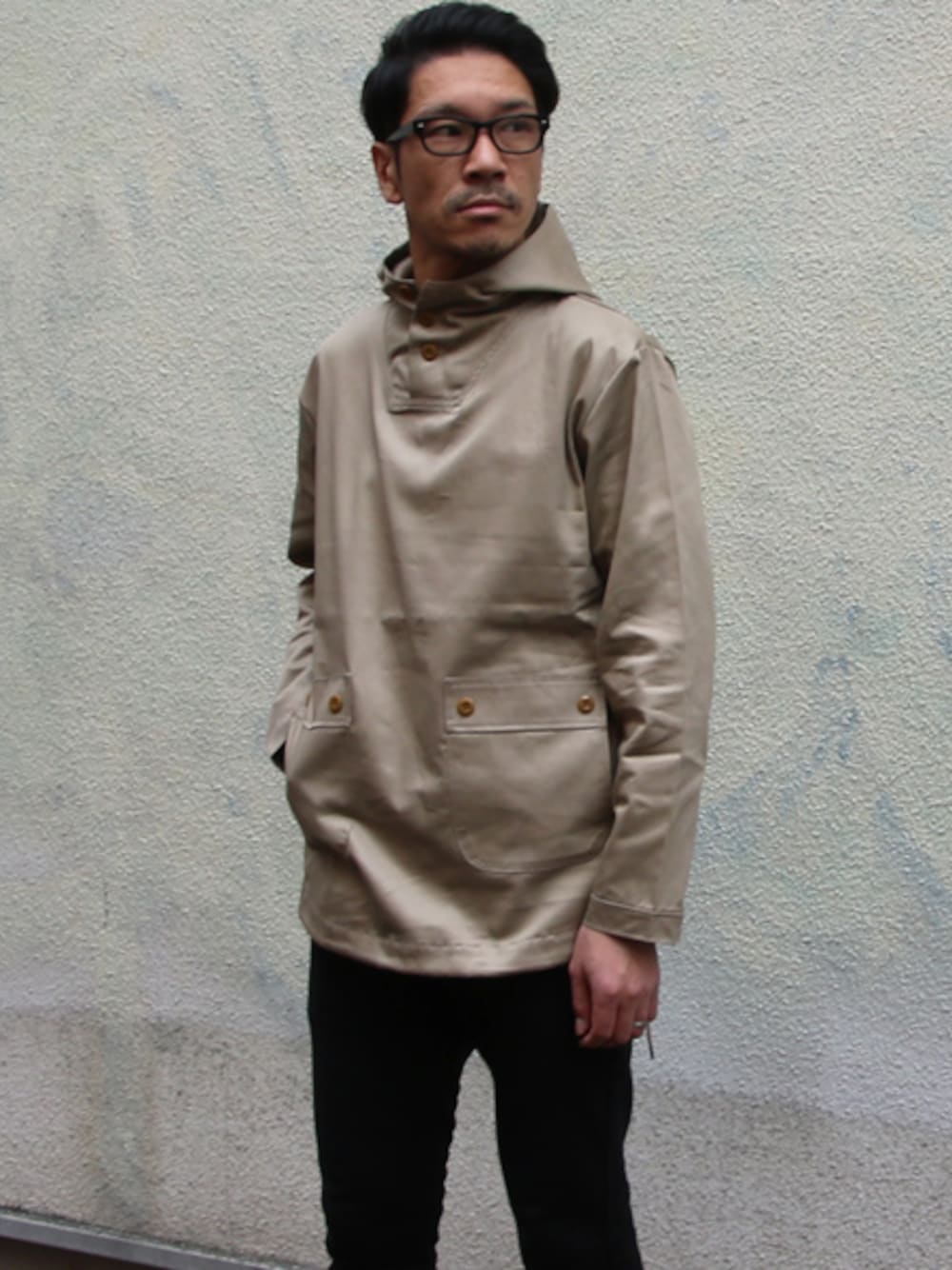 「audience、オーディエンス、Wear And Head Clothing、埼玉県熊谷市、ROCKET SHIP（ロケットシップ）、全ての音楽のように誰もが楽しく誰もが心躍るものをコンセプト、トップにもインナーにも秋から春まで３シーズンで活躍する１着、グロッシーツイルSW ARMY スタンドパーカーアノラックジャケット、アウトドアディテールながらタウンユースにも最適、アウトドアウェアの定番のアノラックパーカー」｜「AudienceのAUDIENCE（オーディエンス）　　グロッシーツイルSW ARMY スタンドパーカーアノラックジャケット BEG（ミリタリージャケット、ベージュ系）」を使った、ロケットシップさん（メンズ・182cm）の春コーディネートの1枚目の写真