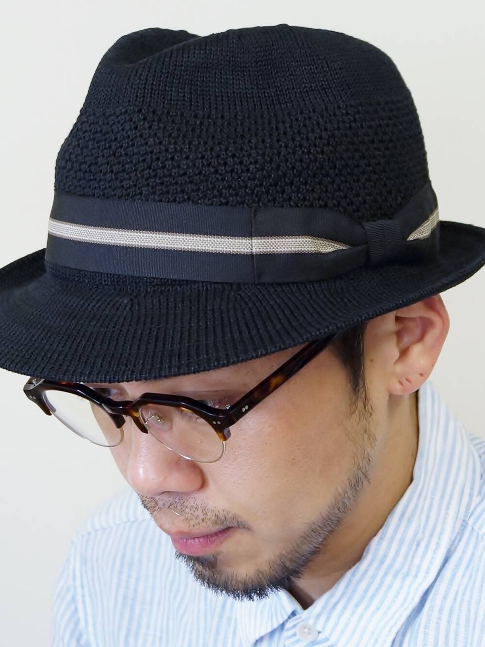 「RETTER、Wear And Head Clothing、流行に左右されないあなただけのオリジナルスタイル、埼玉県熊谷市、ROCKET SHIP（ロケットシップ）、Asaroad na2 サーモハット、リネン（麻）のサーモＨＡＴ、高級感のあるニットハット、帽子内側のスベリ裏にサイズ調整用のアジャスター、お好みのサイズに合わせてご使用頂けます」｜「RetterのRETTER（レッター）　　Asaroad na2 サーモハット BLK（ハット、ブラック系）」を使った、ロケットシップさん（メンズ・182cm）の春コーディネートの1枚目の写真