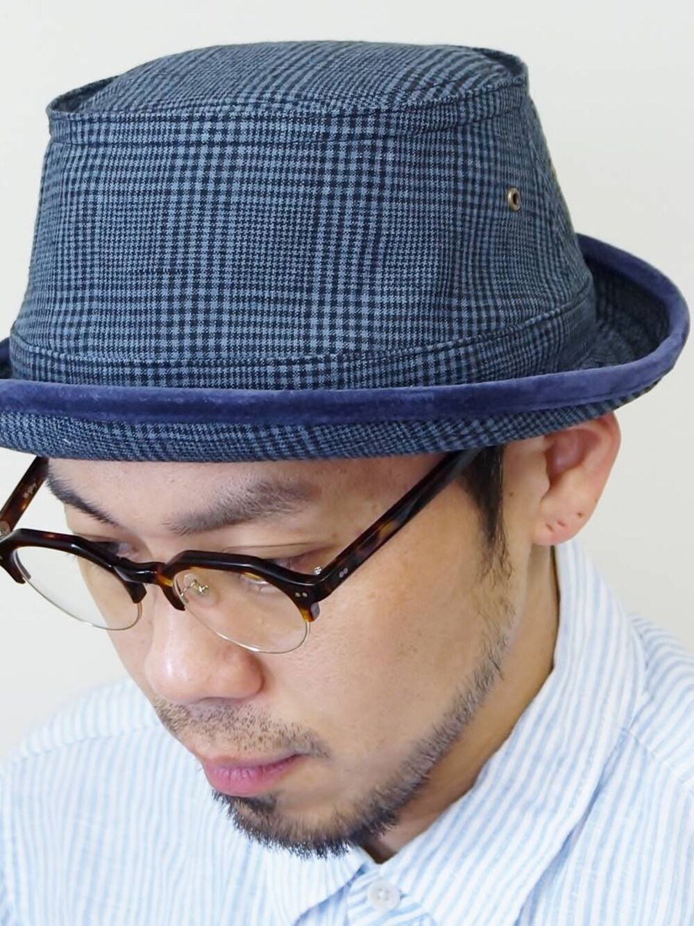 「Wear And Head Clothing、流行に左右されないあなただけのオリジナルスタイル、埼玉県熊谷市、ROCKET SHIP（ロケットシップ）、RETTER（レッター）、帽子内側のスベリ裏にサイズ調整用のアジャスター、お好みのサイズに合わせてご使用頂けます、リネングレンポーク ポークパイハット、麻１００％の色合いが絶妙に良いグレンチェックポークパイハット、麻素材なので暑い夏でも快適」｜「RetterのRETTER（レッター）　　リネングレンポーク ポークパイハット BLU（ハット、ブルー系）」を使った、ロケットシップさん（メンズ・182cm）の春コーディネートの1枚目の写真