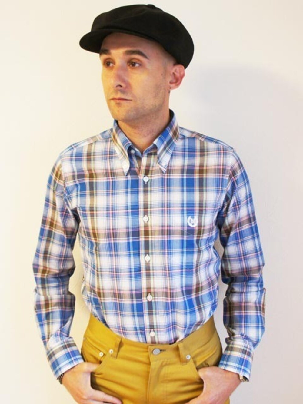 「生地、生産は主に日本製、Wear And Head Clothing、ROCKET SHIP（ロケットシップ）、モッズ、スキンズ、ルードボーイ、パンク、英国のサブカルチャー、男女問わずおすすめなキャスケット、カラースリムストレッチ５Pパンツ、NEVERTRUST（ネバートラスト）、トラディショナルマドラスL/SBDシャツ、シアサッカー６方キャスケット」｜「NEVER TRUSTのNEVERTRUST（ネバートラスト）　　トラディショナルマドラスL/SBDシャツ A.BLU（シャツ/ブラウス、ブルー系）」を使った、ロケットシップさん（メンズ・182cm）の春コーディネートの1枚目の写真