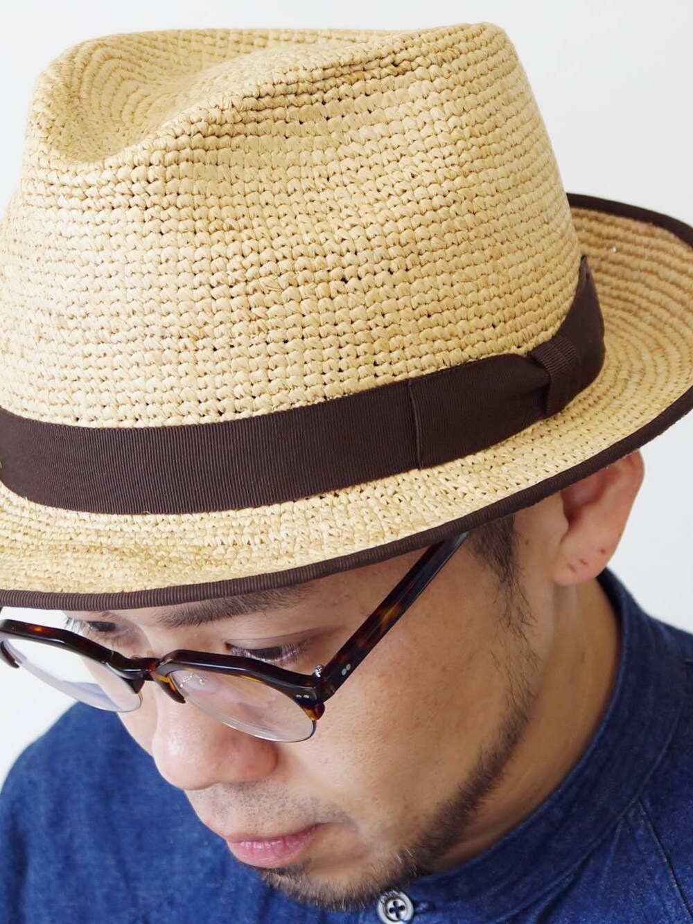 「Wear And Head Clothing、流行に左右されないあなただけのオリジナルスタイル、埼玉県熊谷市、ROCKET SHIP（ロケットシップ）、RETTER（レッター）、帽子内側のスベリ裏にサイズ調整用のアジャスター、お好みのサイズに合わせてご使用頂けます、男女問わずおすすめなハット、New raffia hat ラフィアハット、しなりに強く割れづらいラフィア細編み中折れハット」｜「RetterのRETTER（レッター）　　New raffia hat ラフィアハット Nat（ハット、ベージュ系）」を使った、ロケットシップさん（メンズ・182cm）の春コーディネートの1枚目の写真