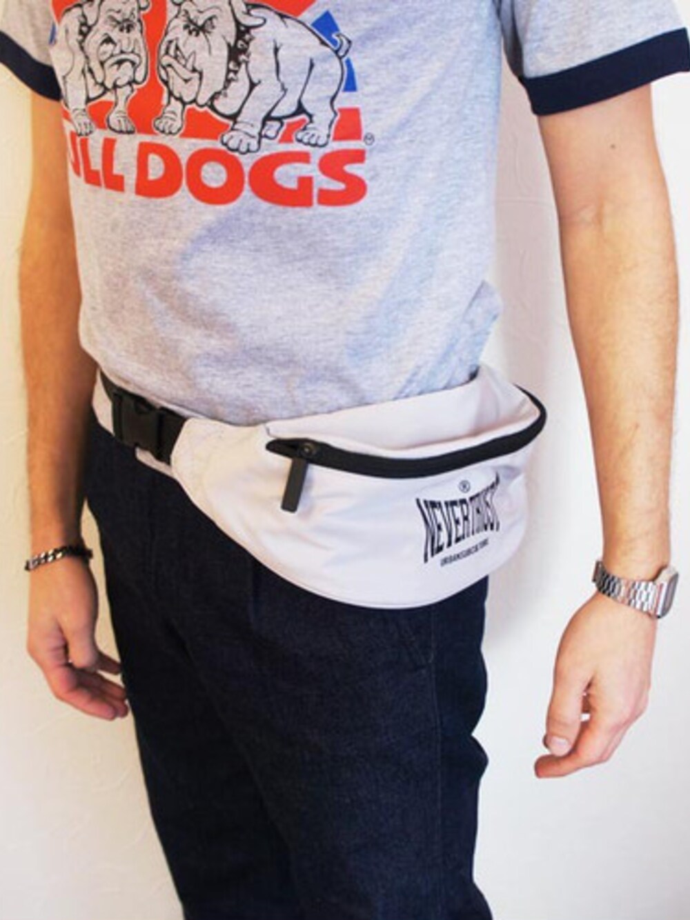「モッズ、スキンズ、ルードボーイ、パンク、英国のサブカルチャー、NEVERTRUST（ネバートラスト）、WAIST BUM BAG ウエストポーチ、肌触りの良く、雨風に強いマイクロファイバーポリエステル生地を使用、ベルトでサイズの調整可能、表と裏にファスナー付きポケット、表のメインポケットの方が大きめのサイズ、British Bulldogs リンガーTシャツ、イギリスの国旗ユニオンジャック」｜「NEVER TRUSTのNEVERTRUST（ネバートラスト）　　WAIST BUM BAG ウエストポーチ WHT（ボディバッグ/ウエストポーチ、ホワイト系）」を使った、ロケットシップさん（メンズ・182cm）の春コーディネートの1枚目の写真