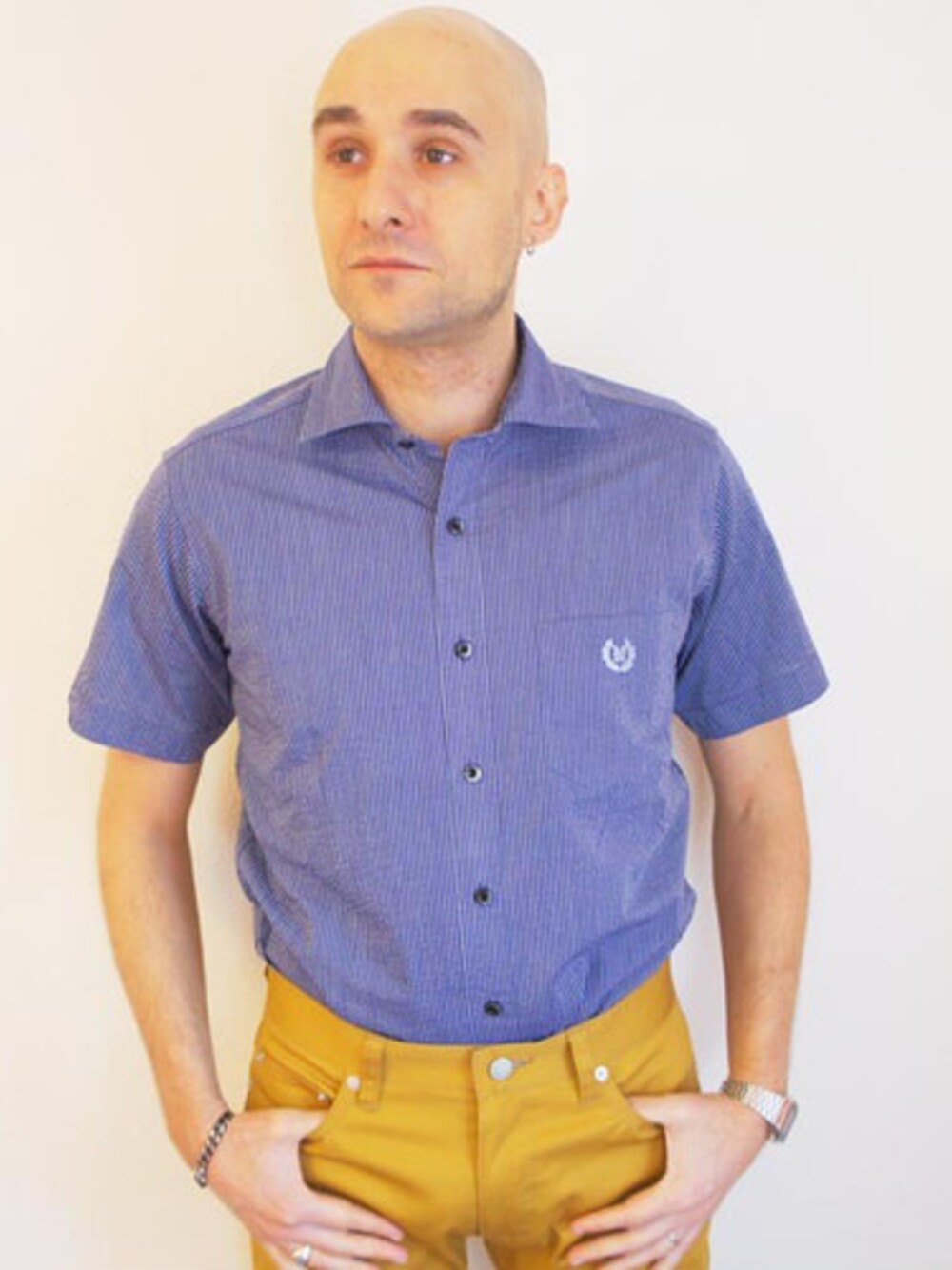 「生地、生産は主に日本製、Wear And Head Clothing、ROCKET SHIP（ロケットシップ）、モッズ、スキンズ、ルードボーイ、パンク、英国のサブカルチャー、NEVERTRUST（ネバートラスト）、ホリゾンタルカラーS/Sシャツ、通気性と速乾性に優れ、機能性とファッション性の両方に優れた、夏にぴったりな爽やかなストライプシャツ」｜「NEVER TRUSTのNEVERTRUST（ネバートラスト）　　ホリゾンタルカラーS/Sシャツ NVY（シャツ/ブラウス、ブルー系）」を使った、ロケットシップさん（メンズ・182cm）の夏コーディネートの1枚目の写真