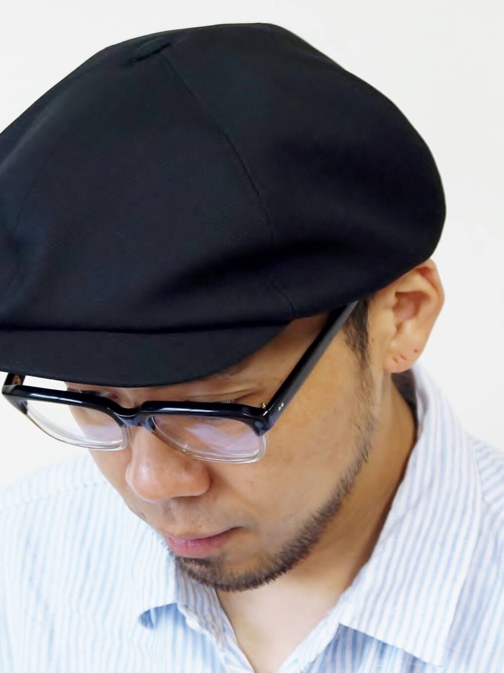 ブラック系のキャスケットを着用したメンズの夏コーディネートの1枚目の写真