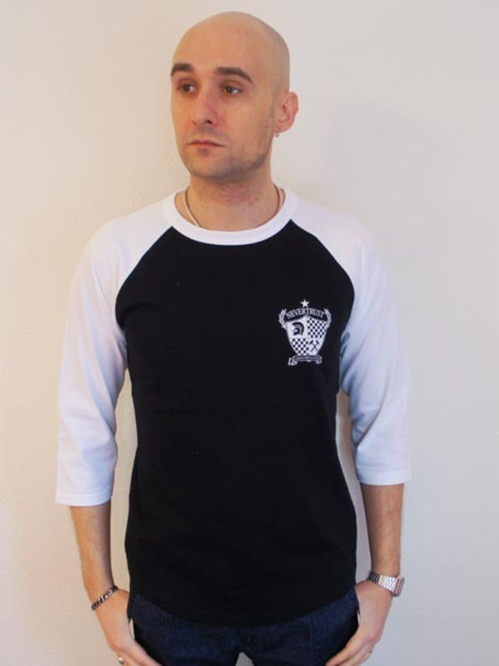「生地、生産は主に日本製、Wear And Head Clothing、埼玉県熊谷市、ROCKET SHIP（ロケットシップ）、モッズ、スキンズ、ルードボーイ、パンク、英国のサブカルチャー、NEVERTRUST（ネバートラスト）、エンブレムラグラン3/4スリーブT、/4ラグランスリーヴのベースボールTシャツ、製品洗い加工済みなので最初から馴染んだ感のある着心地」｜「NEVER TRUSTのNEVERTRUST（ネバートラスト）　　エンブレムラグラン3/4スリーブT BLK（Tシャツ/カットソー、ブラック系）」を使った、ロケットシップさん（メンズ・182cm）の夏コーディネートの1枚目の写真