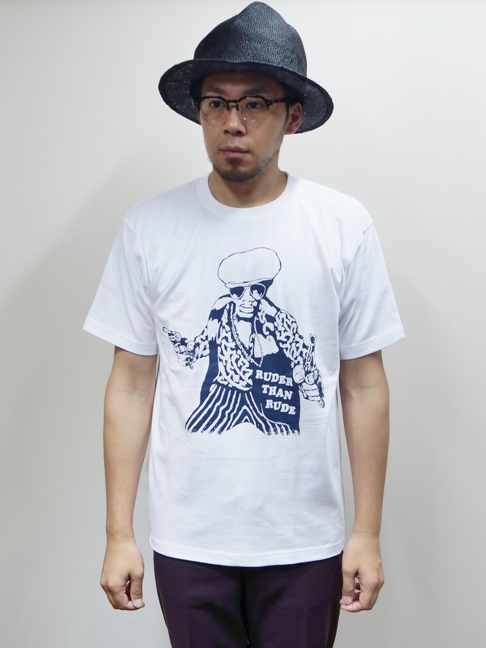 「おしゃれ、お洒落、お洒落さんとつながりたい、おしゃれさんと繋がりたい、洋服好きさんこの指と〜まれっ☝️☺️、Wear And Head Clothing、埼玉県熊谷市、ROCKET SHIP（ロケットシップ）、NEVERTRUST（ネバートラスト）、RUDER THAN RUDE S/S Tシャツ」｜「NEVER TRUSTのNEVERTRUST（ネバートラスト）　　RUDER THAN RUDE S/S Tシャツ WHT（Tシャツ/カットソー、ホワイト系）」を使った、ロケットシップさん（メンズ・182cm）の夏コーディネートの1枚目の写真