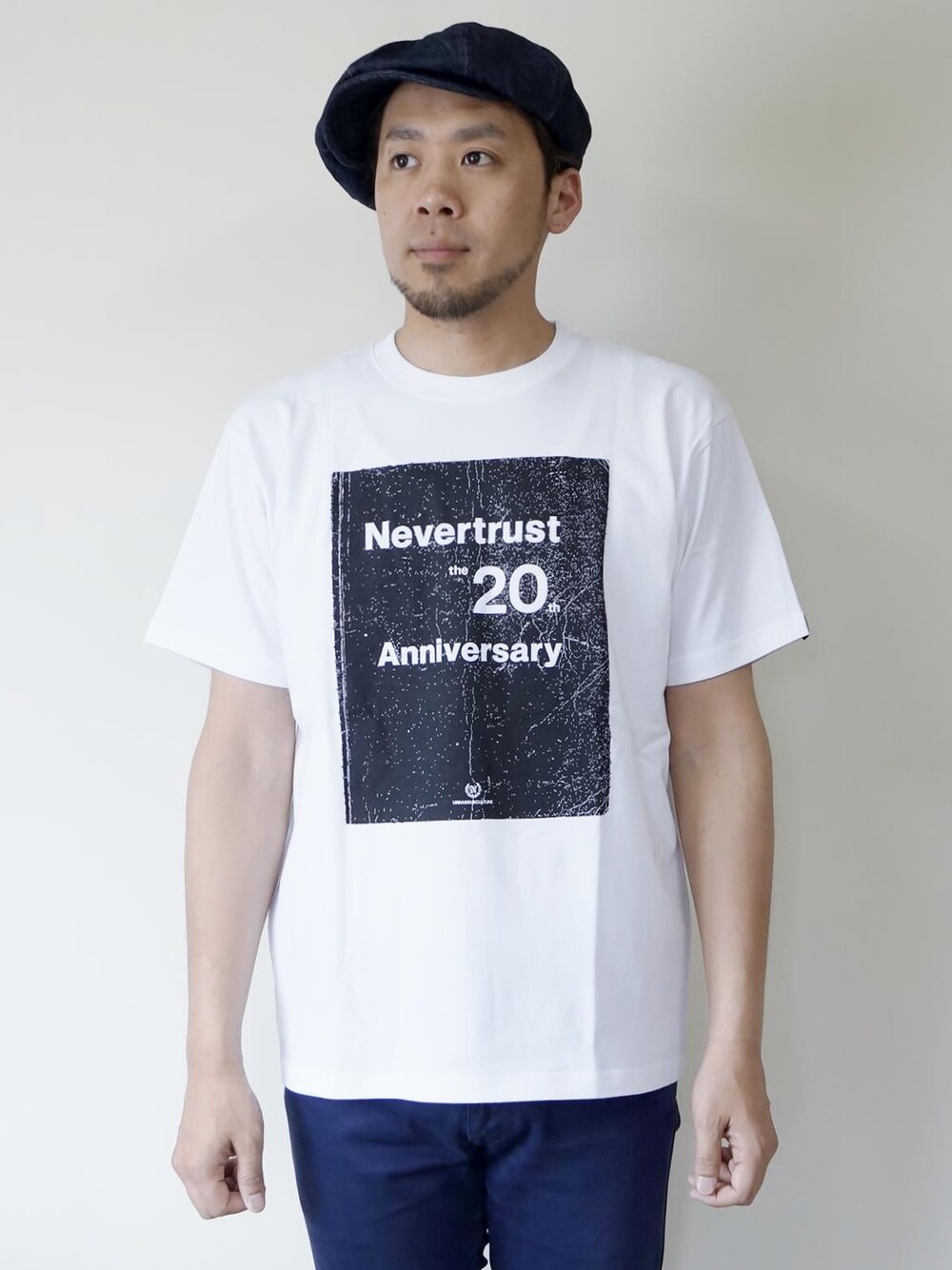 「ファッション、おしゃれ、お洒落さんとつながりたい、おしゃれさんと繋がりたい、Wear And Head Clothing、埼玉県熊谷市、ROCKET SHIP（ロケットシップ）、モッズ、スキンズ、ルードボーイ、パンク、NEVERTRUST（ネバートラスト）、20th Anniversary Tシャツ」｜「NEVER TRUSTのNEVERTRUST（ネバートラスト）　　20th Anniversary Tシャツ WHT（Tシャツ/カットソー、ホワイト系）」を使った、ロケットシップさん（メンズ・182cm）の夏コーディネートの1枚目の写真