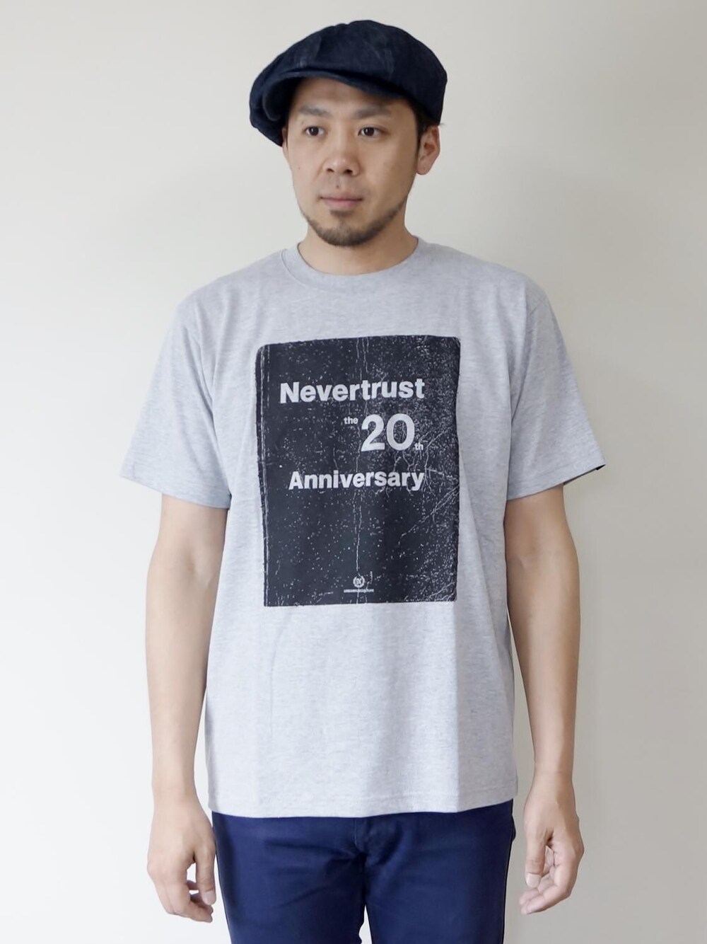 「お洒落さんとつながりたい、おしゃれさんと繋がりたい、洋服好きさんこの指と〜まれっ☝️☺️、Wear And Head Clothing、埼玉県熊谷市、ROCKET SHIP（ロケットシップ）、モッズ、スキンズ、ルードボーイ、パンク、NEVERTRUST（ネバートラスト）、20th Anniversary Tシャツ、設立２０周年」｜「NEVER TRUSTのNEVERTRUST（ネバートラスト）　　20th Anniversary Tシャツ GRY（Tシャツ/カットソー、グレー系）」を使った、ロケットシップさん（メンズ・182cm）の夏コーディネートの1枚目の写真