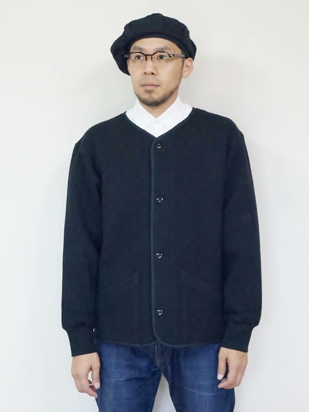 ブラック系のカーディガン/ボレロを着用したメンズの秋コーディネートの1枚目の写真