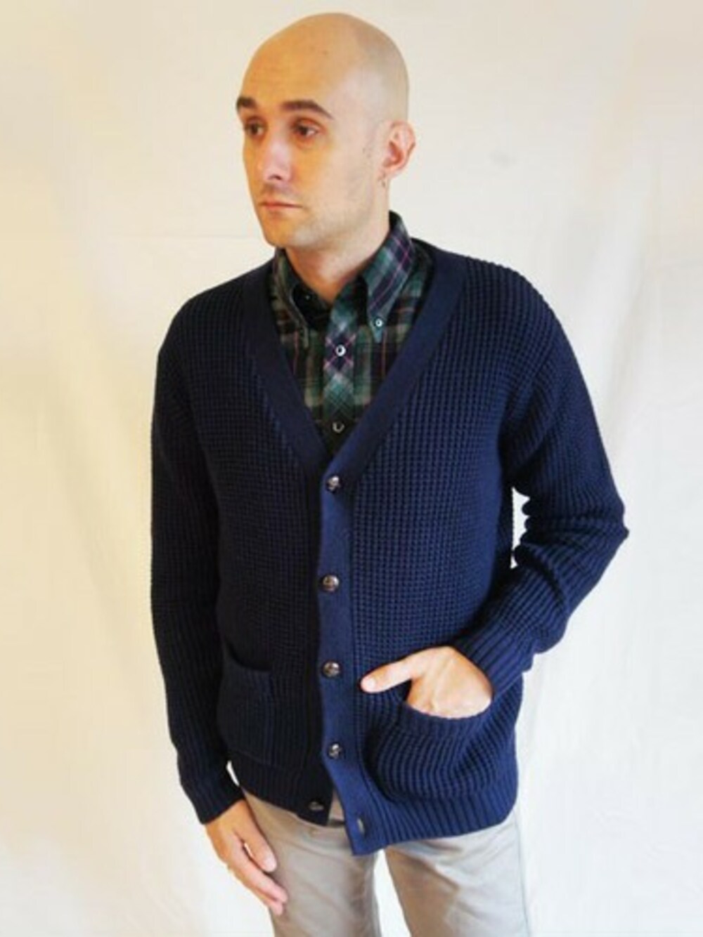 「カーディガン、ニット、定番アイテム、NEVERTRUST、ROCKET SHIP、Wear And Head Clothing、埼玉県熊谷市、ROCKET SHIP（ロケットシップ）、ワッフルニットカーディガン、埼玉県熊谷市弥生２－６２」｜「NEVER TRUSTのNEVERTRUST（ネバートラスト）　　ワッフルニットカーディガン NVY（カーディガン/ボレロ、ブルー系）」を使った、ロケットシップさん（メンズ・182cm）の秋コーディネートの1枚目の写真