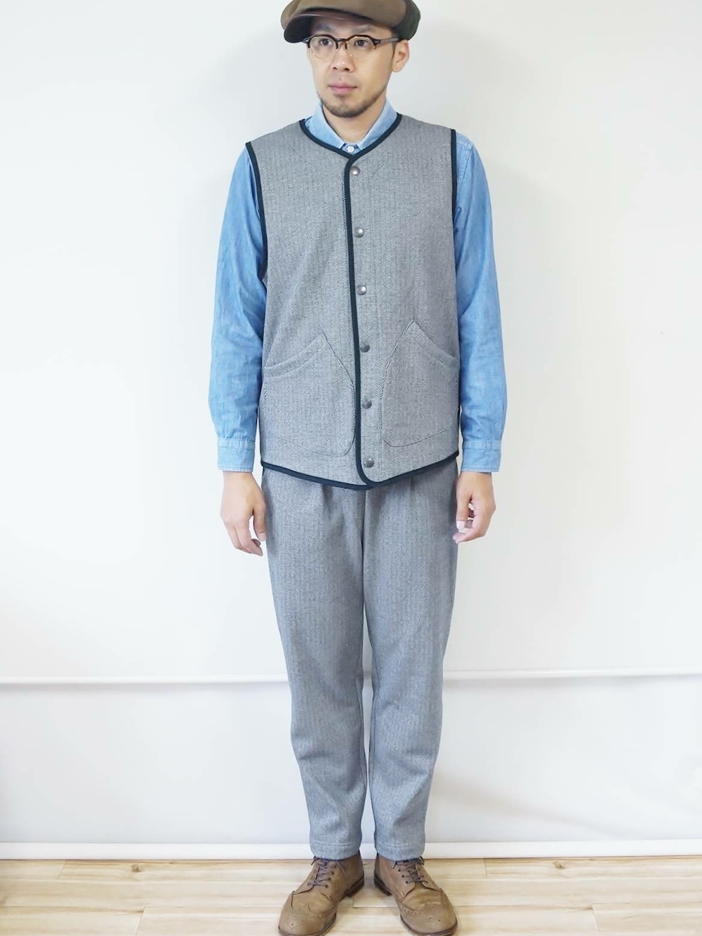 「ベスト、audience、ベスト×シャツ、ベストスタイル、ROCKET SHIP、オーディエンス、Wear And Head Clothing、ROCKET SHIP（ロケットシップ）、埼玉県熊谷市弥生２－６２、ボンバーヒート爆暖TWEEDスナップベスト」｜「AudienceのAUDIENCE（オーディエンス）　　ボンバーヒート爆暖TWEEDスナップベスト OFF/BLK（ベスト、グレー系）」を使った、ロケットシップさん（メンズ・182cm）の秋コーディネートの1枚目の写真