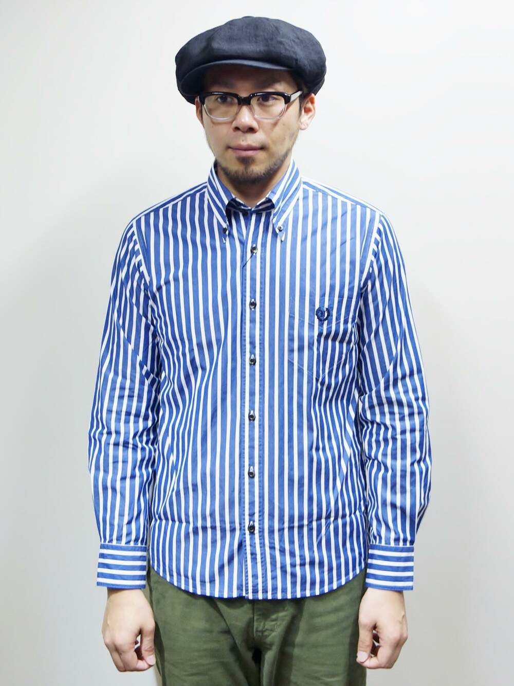 「シャツ、シャツイン、シャツ×ニット、シャツスタイル、ROCKET SHIP、Wear And Head Clothing、埼玉県熊谷市、ROCKET SHIP（ロケットシップ）、埼玉県熊谷市弥生２－６２、ストライプ・デュエボットーニBDシャツ」｜「NEVER TRUSTのNEVERTRUST（ネバートラスト）　　ストライプ・デュエボットーニBDシャツ NVY（シャツ/ブラウス、ブルー系）」を使った、ロケットシップさん（メンズ・182cm）の冬コーディネートの1枚目の写真