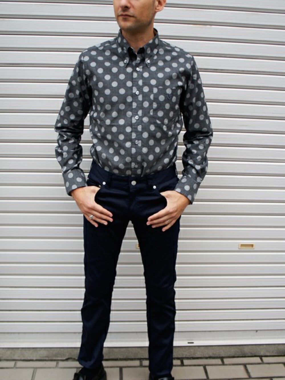 ブラック系のその他パンツ、ブラック系のシャツ/ブラウスを着用したメンズの冬コーディネートの1枚目の写真