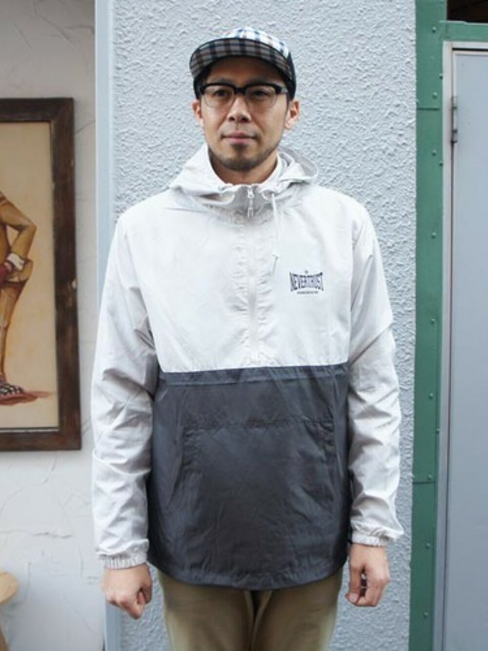 「パーカー、パーカ、モッズ、パーカー男子、パンク、アノラックパーカー、パーカーコーデ、パーカー グレー、パーカースタイル、パーカー×シャツ」｜「NEVER TRUSTのNEVERTRUST（ネバートラスト）　　アノラックパーカ OFF/GRY（パーカー、グレー系）」を使った、ロケットシップさん（メンズ・182cm）の冬コーディネートの1枚目の写真