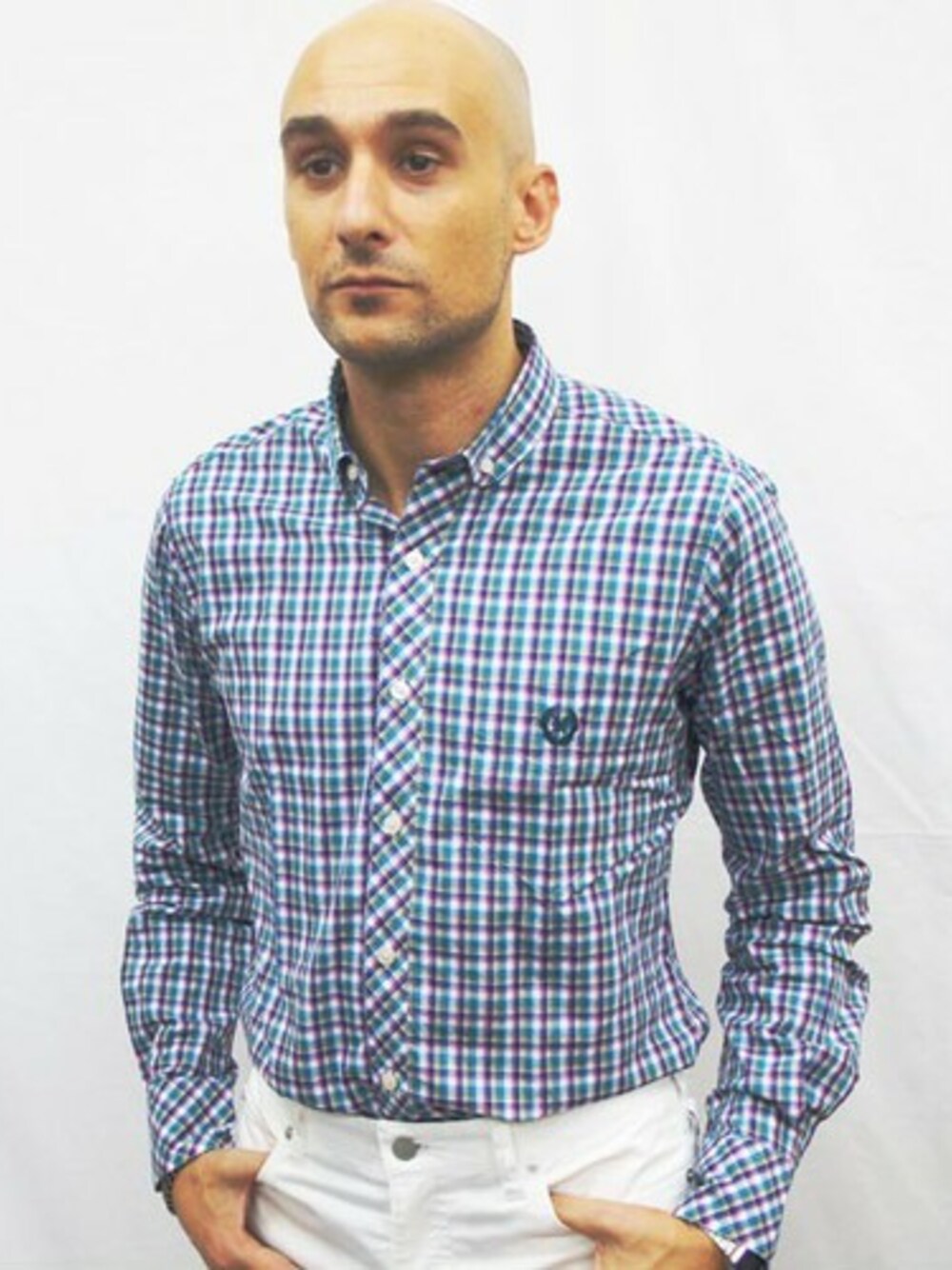 「チェック、シャツ、チェックシャツ、チェック柄、シャツイン、シャツスタイル、シャツコーデ、ROCKET SHIP、Wear And Head Clothing、ROCKET SHIP（ロケットシップ）」｜「NEVER TRUSTのNEVERTRUST（ネバートラスト）　　ミニチェックショートラウンドL/SBDシャツ WHT/GRN/PIK（シャツ/ブラウス、ブルー系）」を使った、ロケットシップさん（メンズ・182cm）の冬コーディネートの1枚目の写真