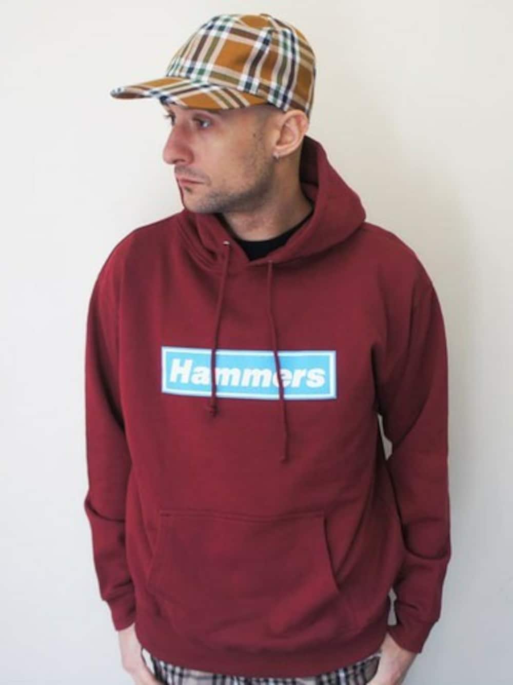 「パーカー、パーカ、プルオーバーパーカー、日本製、パンク、パーカーコーデ、英国、ROCKET SHIP、Wear And Head Clothing、ROCKET SHIP（ロケットシップ）」｜「NEVER TRUSTのNEVERTRUST（ネバートラスト）　　Hammersプルオーバーパーカ WIN（パーカー、パープル系）」を使った、ロケットシップさん（メンズ・182cm）の春コーディネートの1枚目の写真