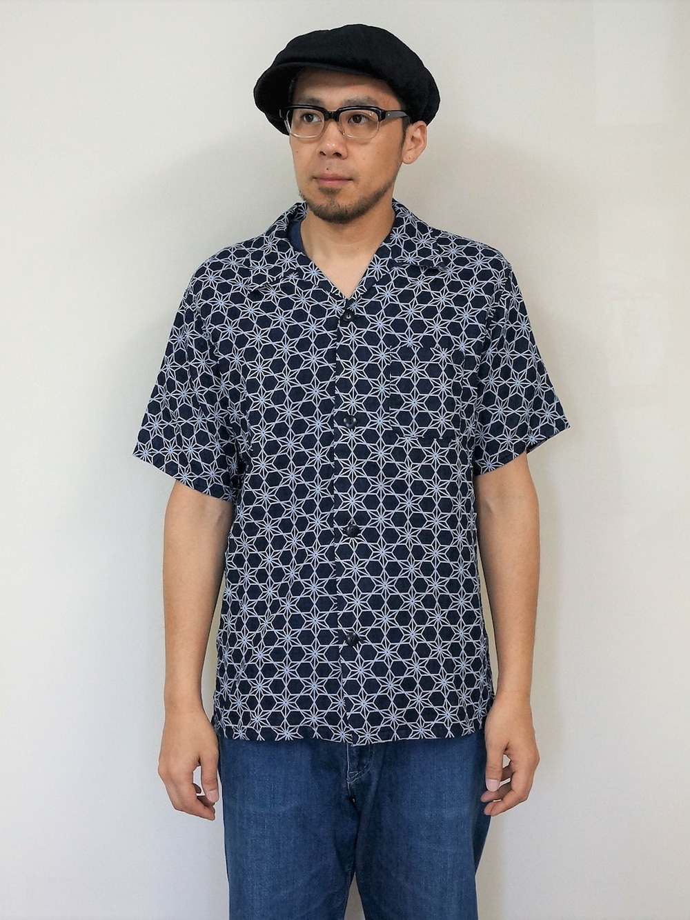 ブルー系のシャツ/ブラウス、ブルー系のデニムパンツ、グレー系のキャスケットを着用したメンズの春コーディネートの1枚目の写真