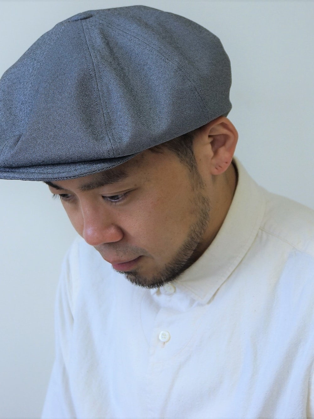 「キャスケット、帽子、春コーデ、春夏コーデ、帽子×メガネ、ROCKET SHIP、Wear And Head Clothing、埼玉県熊谷市、ROCKET SHIP（ロケットシップ）、埼玉県熊谷市弥生２－６２」｜「NEVER TRUSTのNEVERTRUST（ネバートラスト）　　シャンブレー８方キャスケット GRY（キャスケット、グレー系）」を使った、ロケットシップさん（メンズ・182cm）の春コーディネートの1枚目の写真