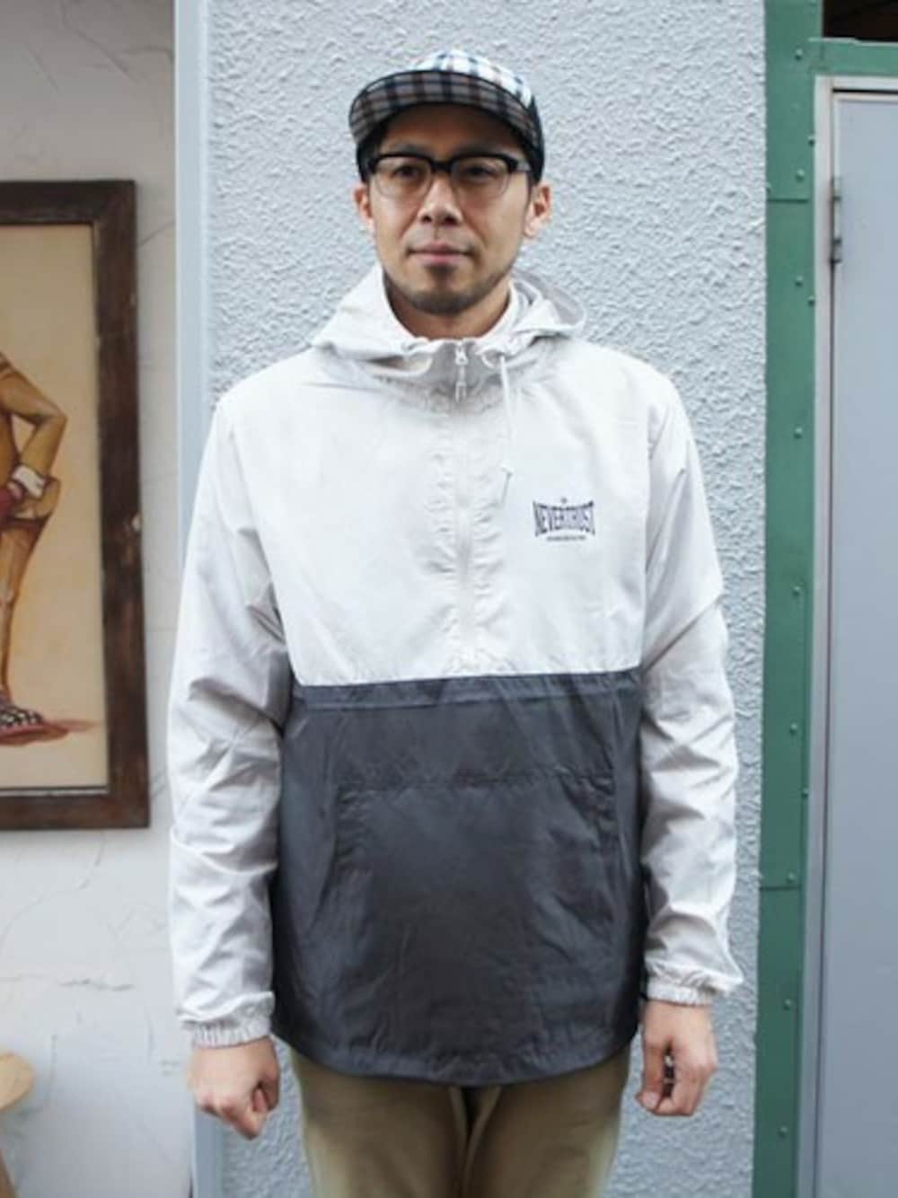 「パーカー、雨の日、雨、春夏、春夏コーデ、雨の日コーデ、パーカーコーデ、梅雨、パーカースタイル、梅雨コーデ」｜「NEVER TRUSTのNEVERTRUST（ネバートラスト）　　アノラックパーカ OFF/GRY（パーカー、ホワイト系）」を使った、ロケットシップさん（メンズ・182cm）の春コーディネートの1枚目の写真