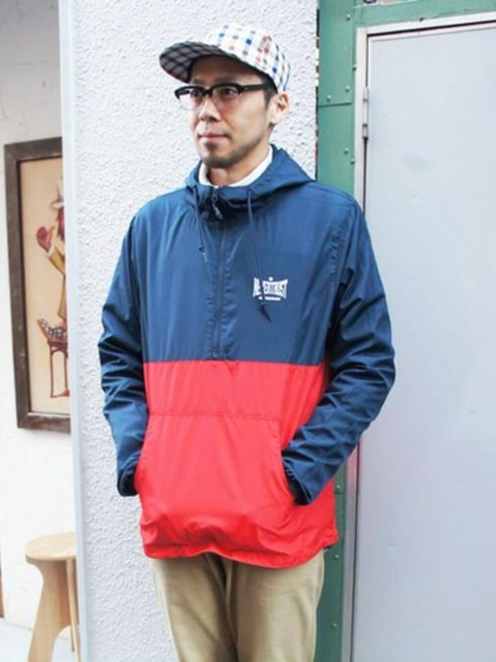 「チェック、キャップ、パーカー、CAP、check、パーカーコーデ、キャップ後ろかぶり、梅雨、パーカースタイル、梅雨コーデ」｜「NEVER TRUSTのNEVERTRUST（ネバートラスト）　　アノラックパーカ NVY/RED（パーカー、レッド系）」を使った、ロケットシップさん（メンズ・182cm）の春コーディネートの1枚目の写真