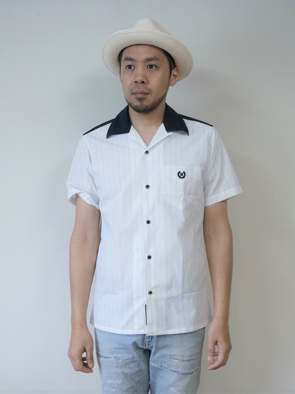 「ストライプ柄(柄・デザイン)、シャツ、夏、ストライプ、ストライプシャツ、シャツスタイル、夏コーデ、シャツコーデ、シアサッカー、オープンカラーシャツ」｜「NEVER TRUSTのNEVERTRUST（ネバートラスト）　　シアサッカーストライプオープンシャツ WHT（シャツ/ブラウス、ホワイト系）」を使った、ロケットシップさん（メンズ・182cm）の春コーディネートの1枚目の写真