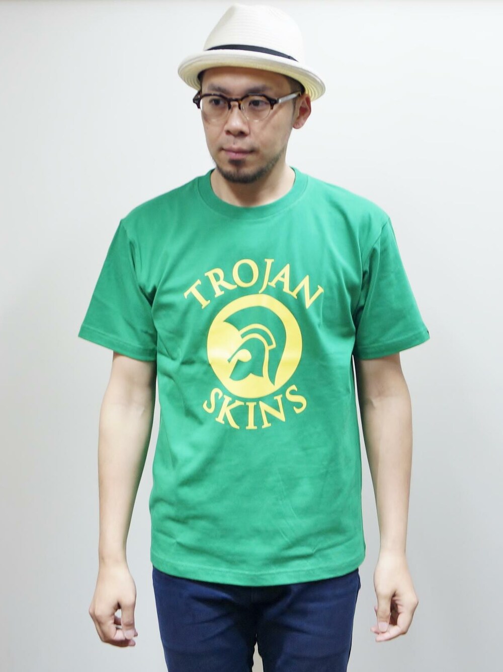 「夏、Tシャツ、Tシャツスタイル、春、春コーデ、春夏コーデ、夏コーデ、Tシャツ×デニム、Tシャツコーデ、夏だ！Tシャツ着よう！」｜「NEVER TRUSTのNEVERTRUST（ネバートラスト）　　TROJAN SKINS T SHIRT17 トロージャンTシャツ１７ GRN（Tシャツ/カットソー、グリーン系）」を使った、ロケットシップさん（メンズ・182cm）の春コーディネートの1枚目の写真