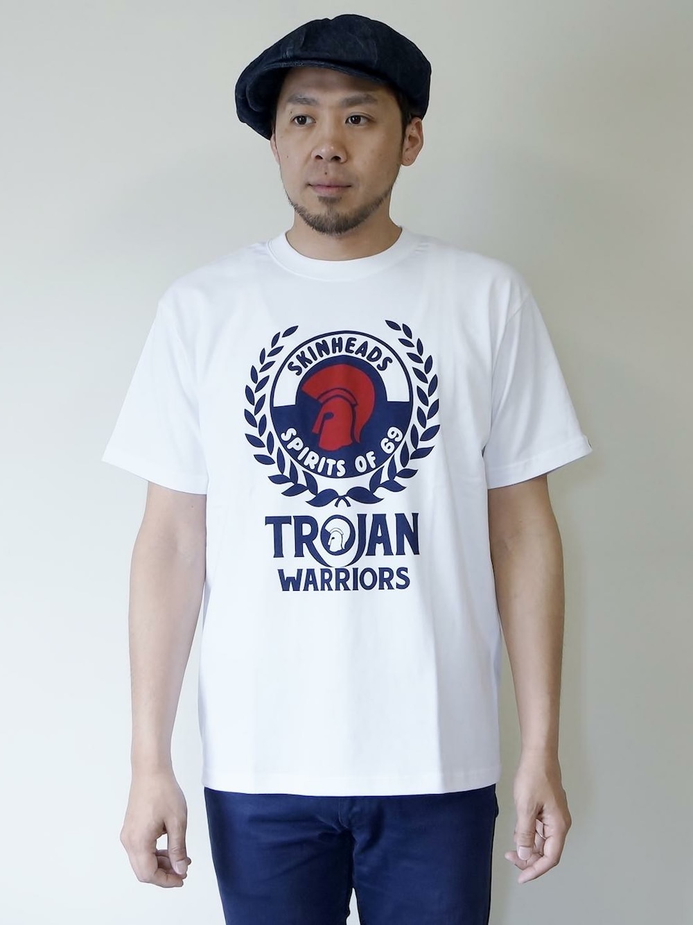 「Tシャツ、Tシャツスタイル、レトロ、レトロガール、Tシャツ 半袖、Tシャツ×デニム、Tシャツコーデ、レトロ柄、レトロモダン、レトロコーデ」｜「NEVER TRUSTのNEVERTRUST（ネバートラスト）　　TROJAN WARRIOR Tシャツ トロージャンT WHT（Tシャツ/カットソー、ホワイト系）」を使った、ロケットシップさん（メンズ・182cm）の春コーディネートの1枚目の写真