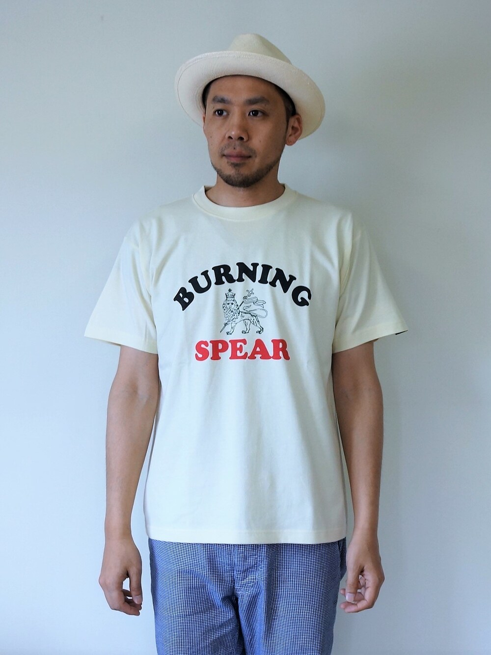 「Tシャツ、ハット、Tシャツスタイル、ハットコーデ、パナマハット、ハット、帽子、ハットスタイル、Tシャツ 半袖、Tシャツコーデ、ワイドブリムハット」｜「NEVER TRUSTのNEVERTRUST（ネバートラスト）　　BURNING SPEAR Tシャツ NAT（Tシャツ/カットソー、ホワイト系）」を使った、ロケットシップさん（メンズ・182cm）の春コーディネートの1枚目の写真
