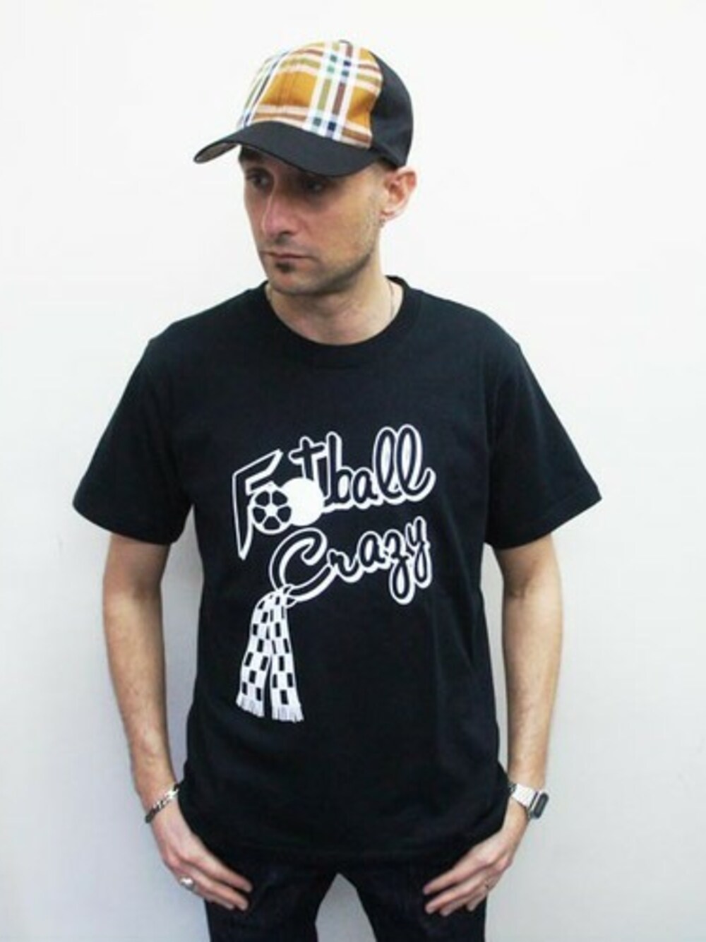 「チェック、キャップ、Tシャツ、CAP、Tシャツスタイル、サッカー、check、フットボールTシャツ、アメコミ、Tシャツコーデ」｜「NEVER TRUSTのNEVERTRUST（ネバートラスト）　　FOOTBALL CRAZY Tシャツ BLK（Tシャツ/カットソー、ブラック系）」を使った、ロケットシップさん（メンズ・182cm）の春コーディネートの1枚目の写真