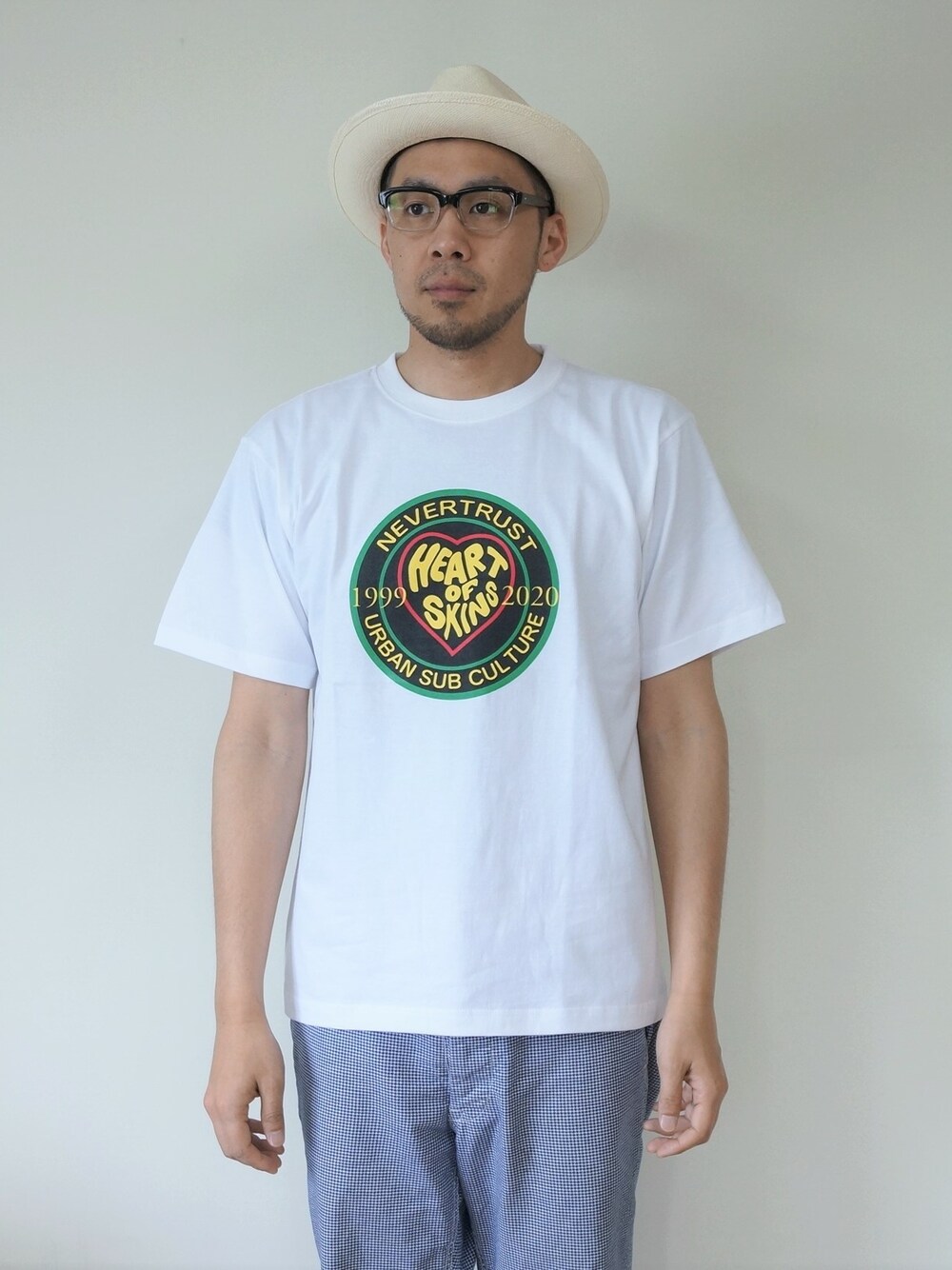 「Tシャツ、ハット、Tシャツスタイル、ハットコーデ、ハット、帽子、ハットスタイル、Tシャツ 半袖、Tシャツコーデ、スキンズ、Wear And Head Clothing」｜「NEVER TRUSTのNEVERTRUST（ネバートラスト）　　HEART OF SOUL Tシャツ WHT（Tシャツ/カットソー、ホワイト系）」を使った、ロケットシップさん（メンズ・182cm）の春コーディネートの1枚目の写真