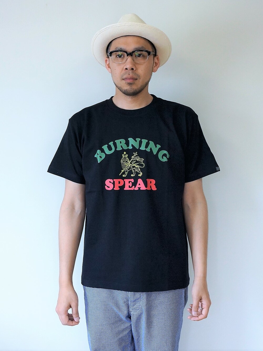 「夏、Tシャツ、ハット、Tシャツスタイル、夏コーデ、ハットコーデ、ハット、帽子、ハットスタイル、Tシャツコーデ、ワイドブリムハット」｜「NEVER TRUSTのNEVERTRUST（ネバートラスト）　　BURNING SPEAR Tシャツ BLK（Tシャツ/カットソー、ブラック系）」を使った、ロケットシップさん（メンズ・182cm）の春コーディネートの1枚目の写真