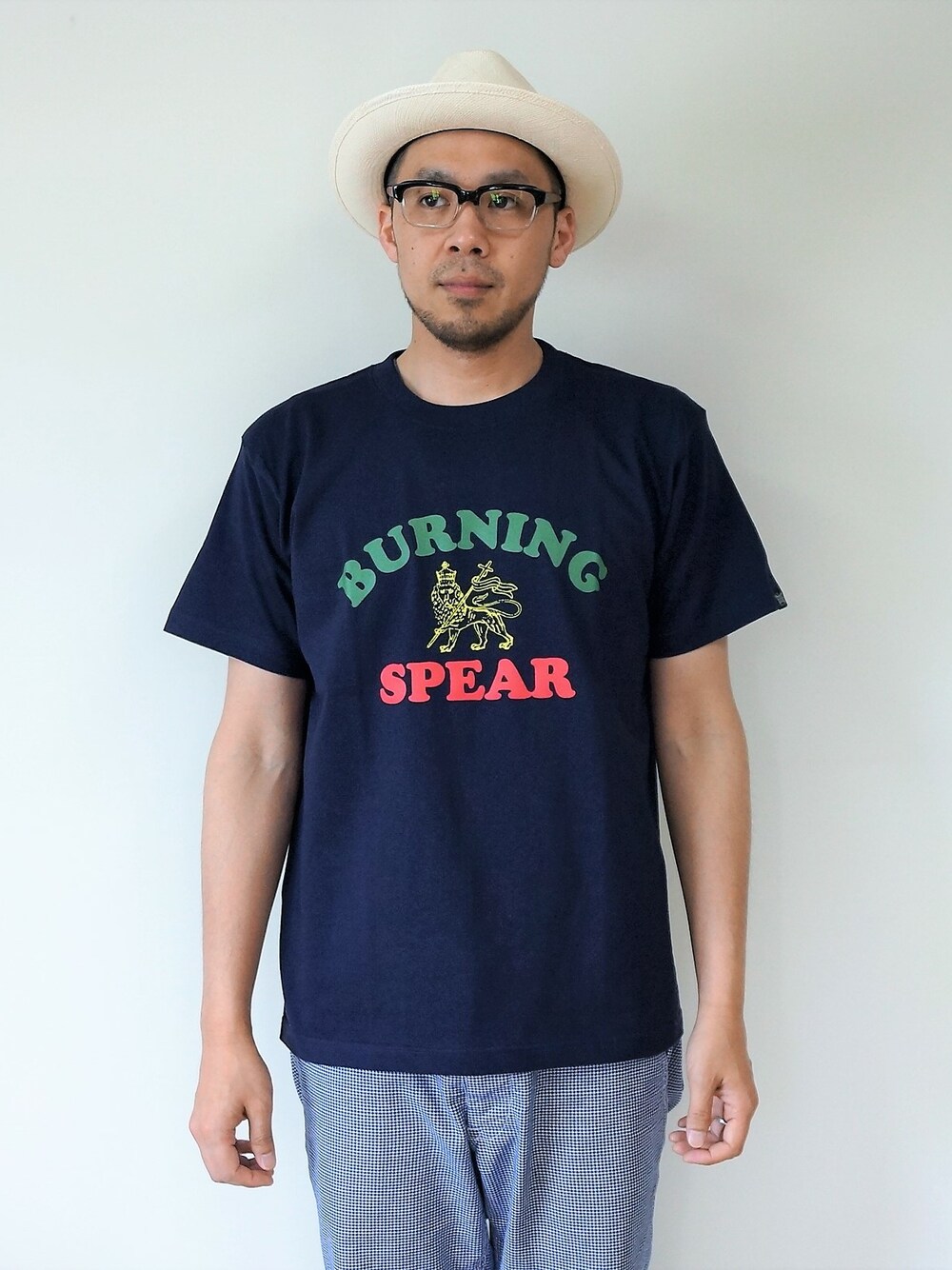 「夏、Tシャツ、ハット、Tシャツスタイル、夏コーデ、ハットコーデ、ハット、帽子、Tシャツ 半袖、Tシャツコーデ、夏だ！Tシャツ着よう！」｜「NEVER TRUSTのNEVERTRUST（ネバートラスト）　　BURNING SPEAR Tシャツ NVY（Tシャツ/カットソー、ブルー系）」を使った、ロケットシップさん（メンズ・182cm）の春コーディネートの1枚目の写真