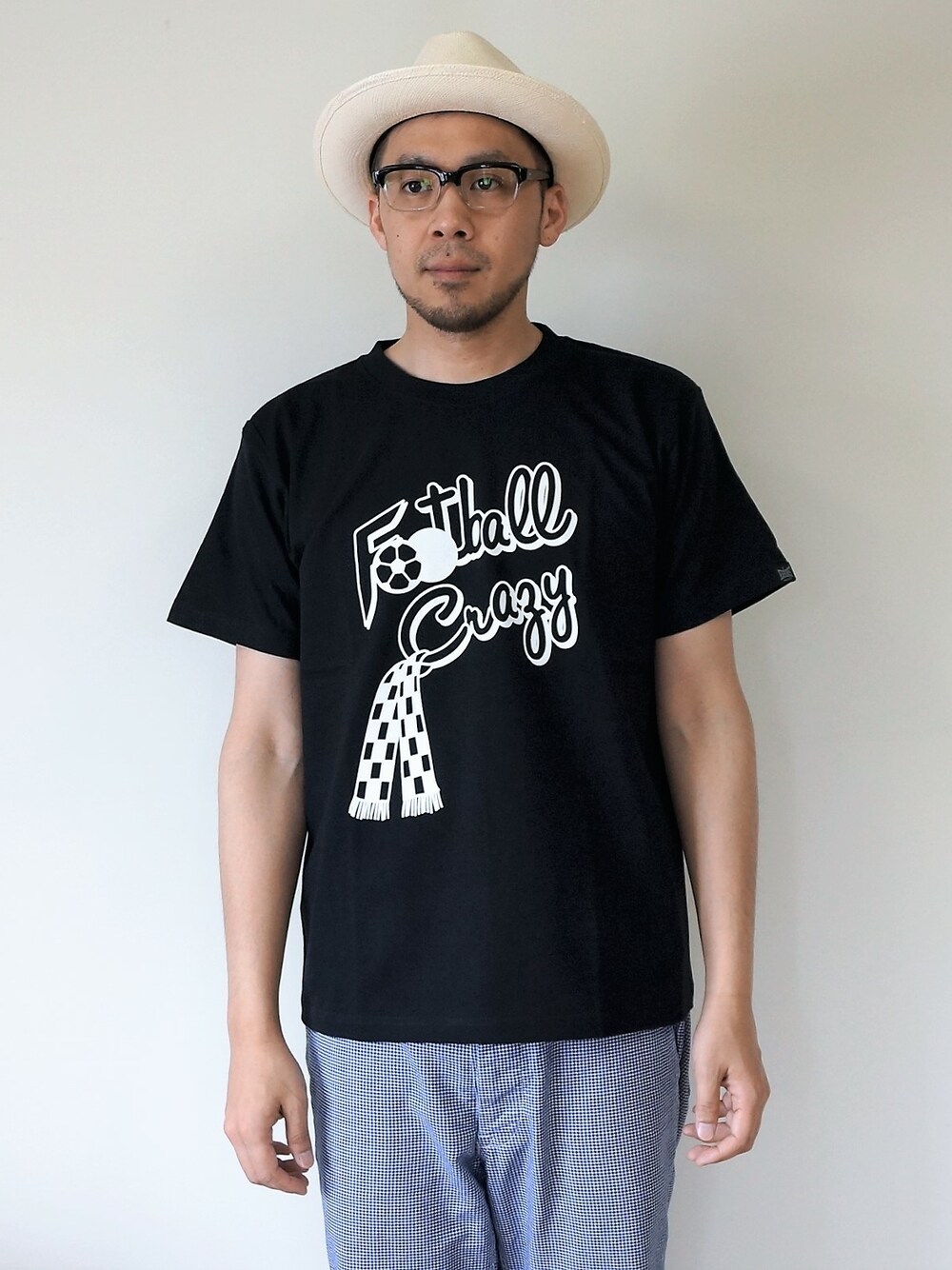 「夏、Tシャツ、ハット、Tシャツスタイル、夏コーデ、ハットコーデ、ハット、帽子、ハットスタイル、Tシャツコーデ、夏だ！Tシャツ着よう！」｜「NEVER TRUSTのNEVERTRUST（ネバートラスト）　　FOOTBALL CRAZY Tシャツ BLK（Tシャツ/カットソー、ブラック系）」を使った、ロケットシップさん（メンズ・182cm）の春コーディネートの1枚目の写真