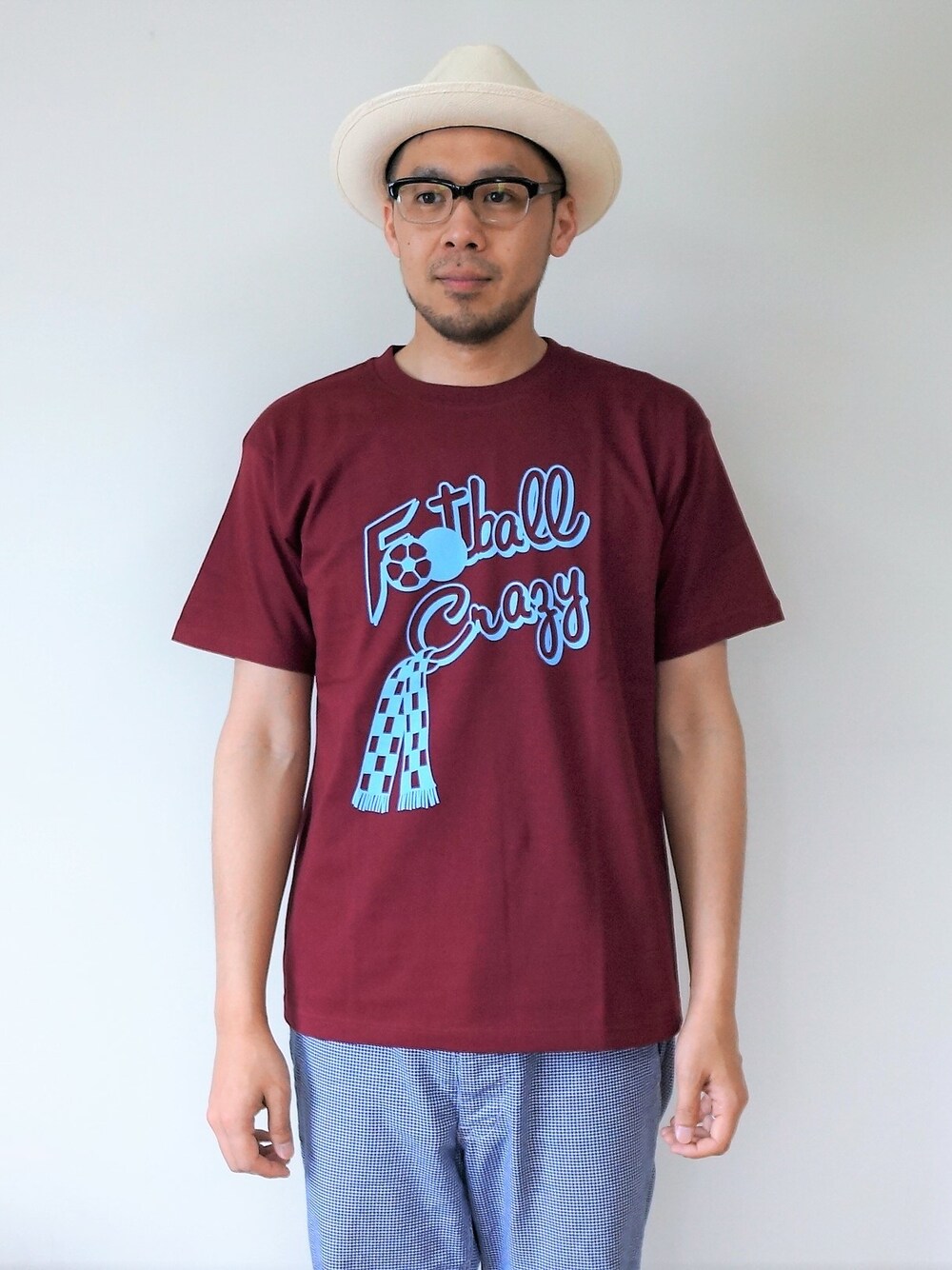 「夏、Tシャツ、ハット、Tシャツスタイル、夏コーデ、オールシーズン、ハットコーデ、ハット、帽子、Tシャツコーデ、夏だ！Tシャツ着よう！」｜「NEVER TRUSTのNEVERTRUST（ネバートラスト）　　FOOTBALL CRAZY Tシャツ WIN（Tシャツ/カットソー、パープル系）」を使った、ロケットシップさん（メンズ・182cm）の春コーディネートの1枚目の写真
