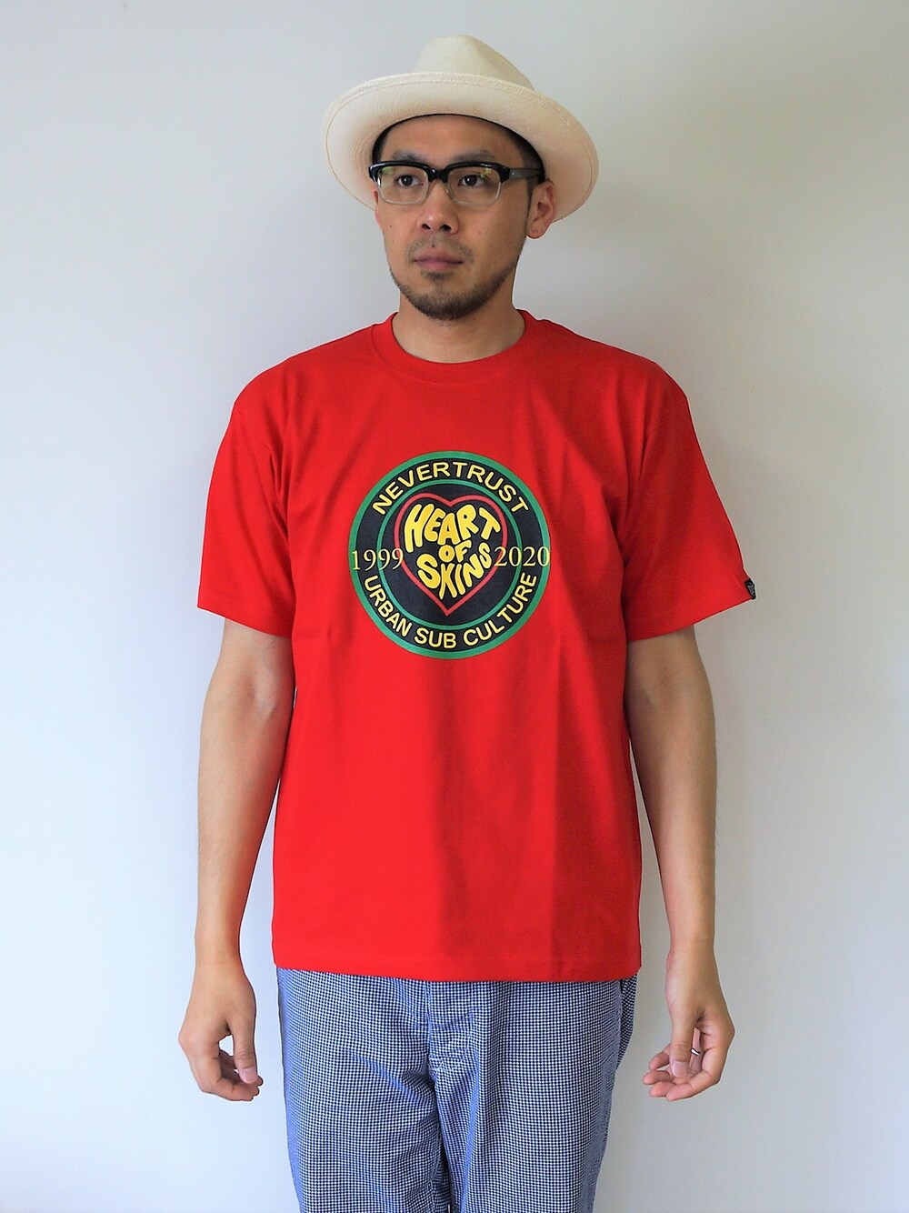 「夏、Tシャツ、ハット、Tシャツスタイル、春夏コーデ、夏コーデ、ハットコーデ、ハット、帽子、Tシャツコーデ、夏だ！Tシャツ着よう！」｜「NEVER TRUSTのNEVERTRUST（ネバートラスト）　　HEART OF SOUL Tシャツ RED（Tシャツ/カットソー、レッド系）」を使った、ロケットシップさん（メンズ・182cm）の春コーディネートの1枚目の写真