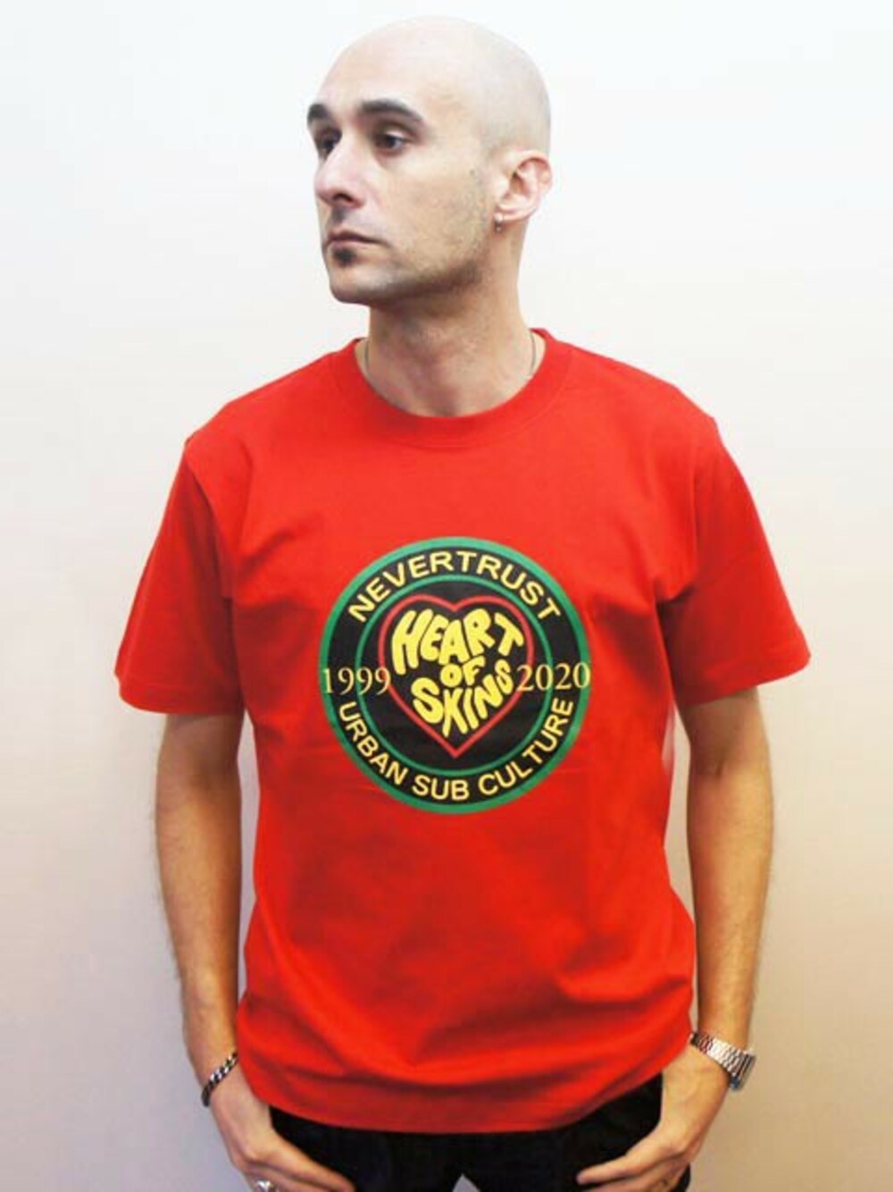 「夏、Tシャツ、Tシャツスタイル、夏コーデ、Tシャツコーデ、ROCKET SHIP、Wear And Head Clothing、ROCKET SHIP（ロケットシップ）、夏だ！Tシャツ着よう！、埼玉県熊谷市弥生２－６２」｜「NEVER TRUSTのNEVERTRUST（ネバートラスト）　　HEART OF SOUL Tシャツ RED（Tシャツ/カットソー、レッド系）」を使った、ロケットシップさん（メンズ・182cm）の春コーディネートの1枚目の写真