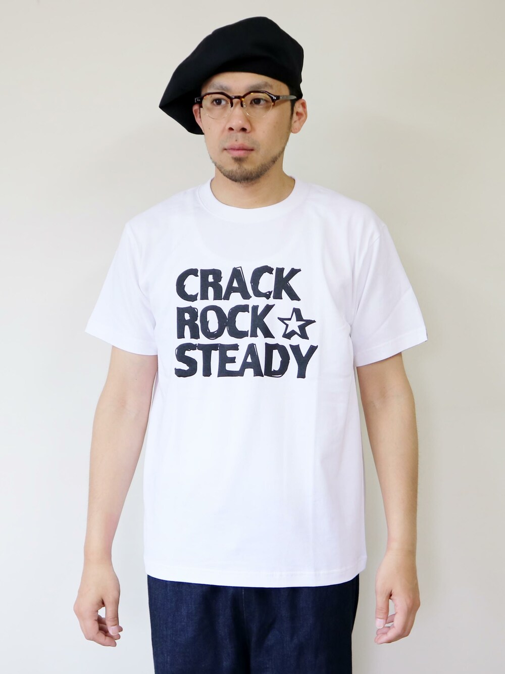 「ベレー帽、キャップ、Tシャツ、CAP、帽子、Tシャツスタイル、Tシャツコーデ、ベレー帽×メガネ、キャップ女子、ベレー帽推奨委員会」｜「NEVER TRUSTのNEVERTRUST（ネバートラスト）　　CRACK ROCK STEADY T クラックロックステディーTシャツ WHT（Tシャツ/カットソー、ホワイト系）」を使った、ロケットシップさん（メンズ・182cm）の夏コーディネートの1枚目の写真