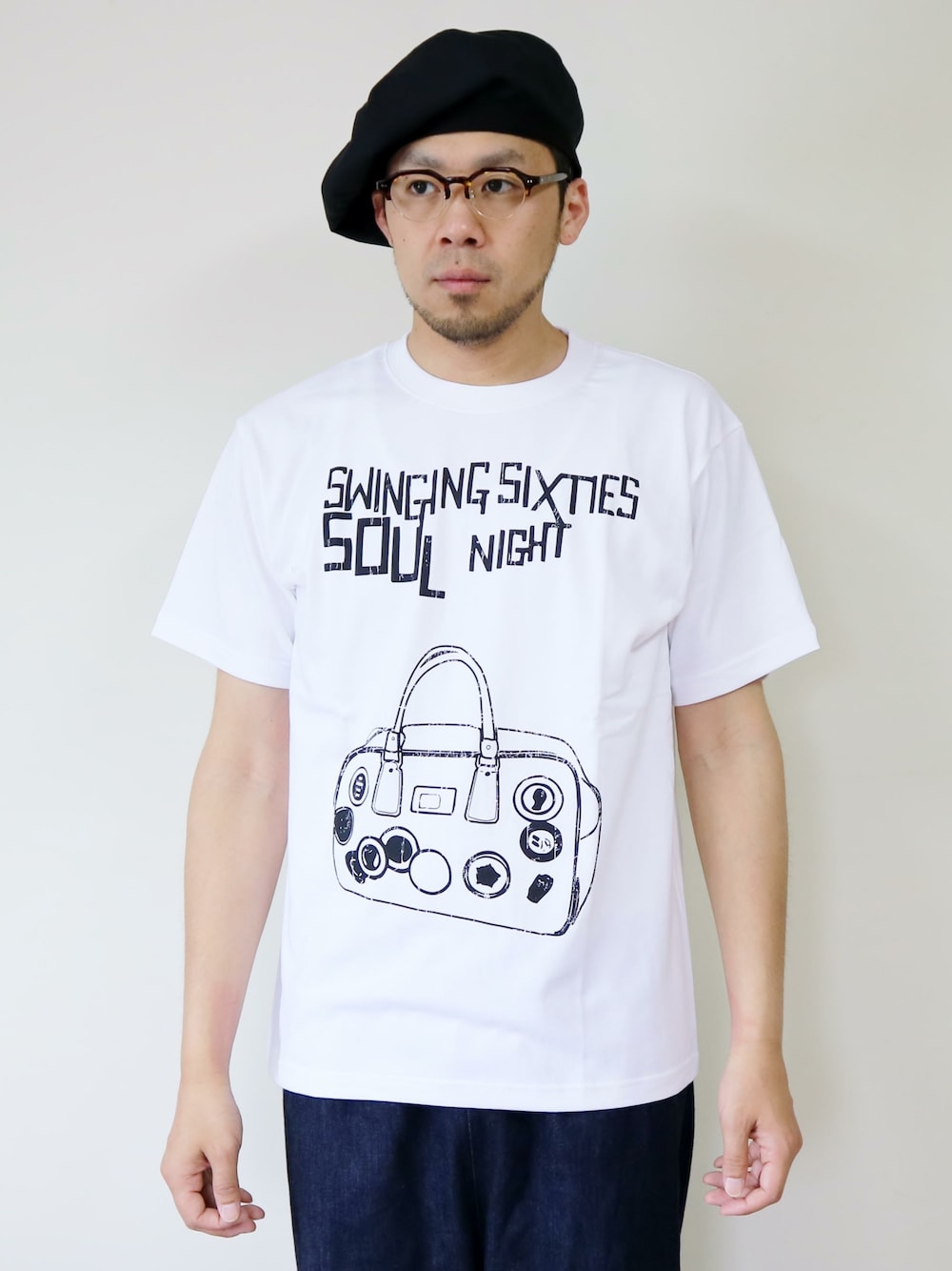 「ベレー帽、Tシャツ、CAP、Tシャツスタイル、イギリス、英国、Tシャツ×デニム、Tシャツコーデ、ベレー帽×メガネ、ベレー帽推奨委員会」｜「NEVER TRUSTのNEVERTRUST（ネバートラスト）　　SWINGING SIXTIES SOUL Tシャツ WHT（Tシャツ/カットソー、ホワイト系）」を使った、ロケットシップさん（メンズ・182cm）の夏コーディネートの1枚目の写真