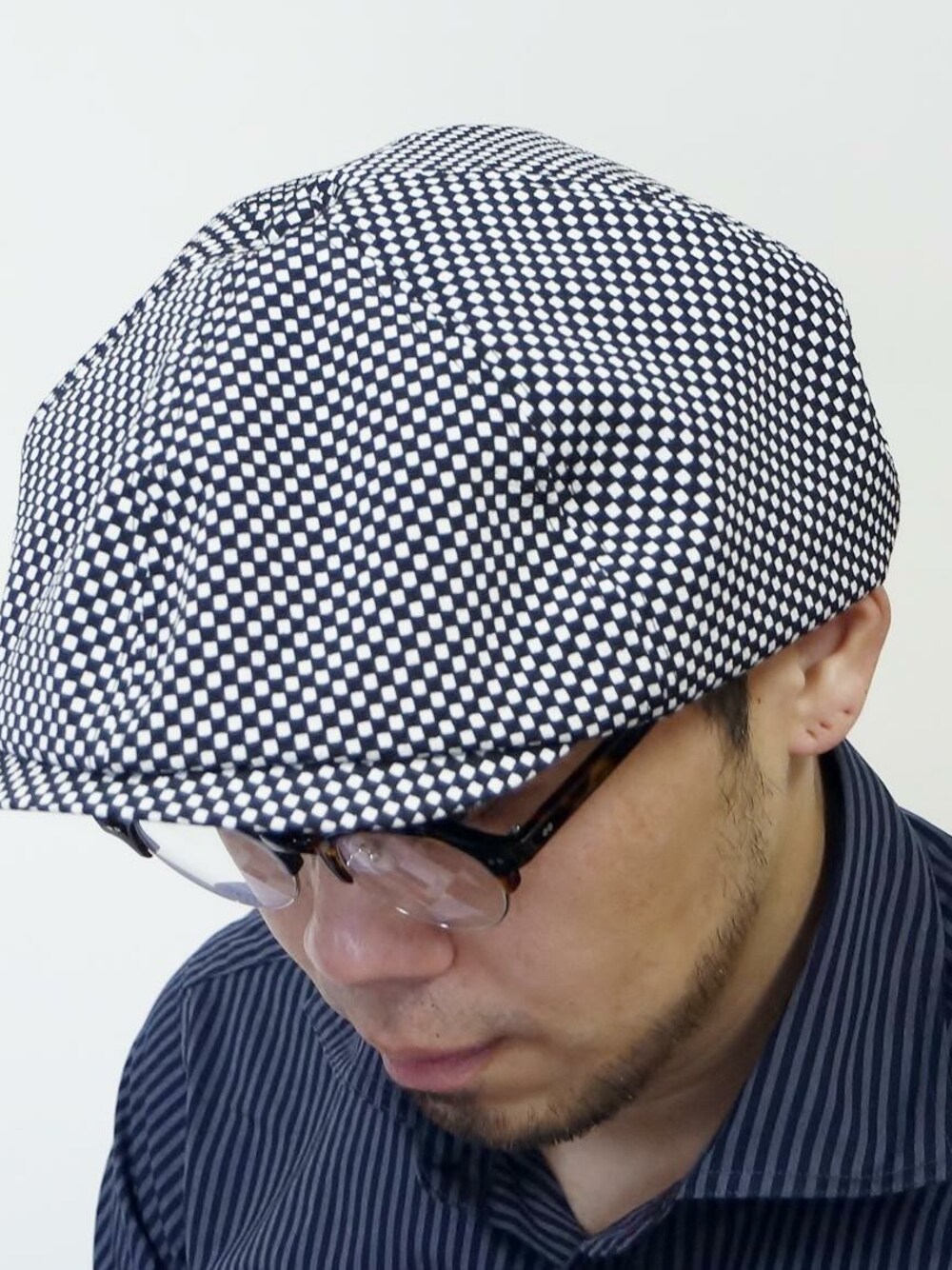 「キャスケット、帽子、男女兼用、帽子×メガネ、帽子くん、ROCKET SHIP、帽子かぶろう会、キャスケットコーデ、Wear And Head Clothing、ROCKET SHIP（ロケットシップ）」｜「NEVER TRUSTのNEVERTRUST（ネバートラスト）　　市松６方ベレー型キャスケット WHT（キャスケット、ホワイト系）」を使った、ロケットシップさん（メンズ・182cm）の夏コーディネートの1枚目の写真