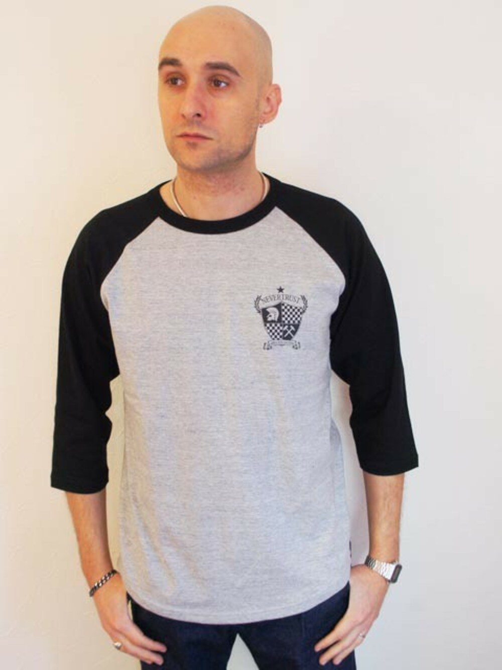 「Tシャツ、ロンT、ベースボールT、ロングTシャツ、Tシャツ×デニム、ROCKET SHIP、Wear And Head Clothing、埼玉県熊谷市、ROCKET SHIP（ロケットシップ）、埼玉県熊谷市弥生２－６２」｜「NEVER TRUSTのNEVERTRUST（ネバートラスト）　　エンブレムラグラン3/4スリーブT GRY（Tシャツ/カットソー、グレー系）」を使った、ロケットシップさん（メンズ・182cm）の夏コーディネートの1枚目の写真