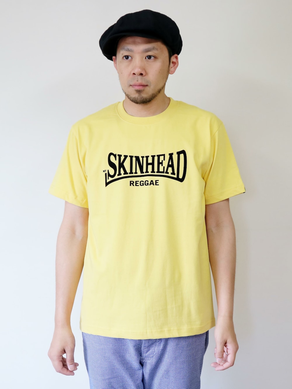 「夏、Tシャツ、Tシャツスタイル、春コーデ、春夏コーデ、夏コーデ、スキンヘッド、Tシャツ×デニム、Tシャツコーデ、夏だ！Tシャツ着よう！」｜「NEVER TRUSTのNEVERTRUST（ネバートラスト）　　SKINHEAD REGGAE T 18 スキンヘッドレゲーTシャツ MUS（Tシャツ/カットソー、イエロー系）」を使った、ロケットシップさん（メンズ・182cm）の夏コーディネートの1枚目の写真